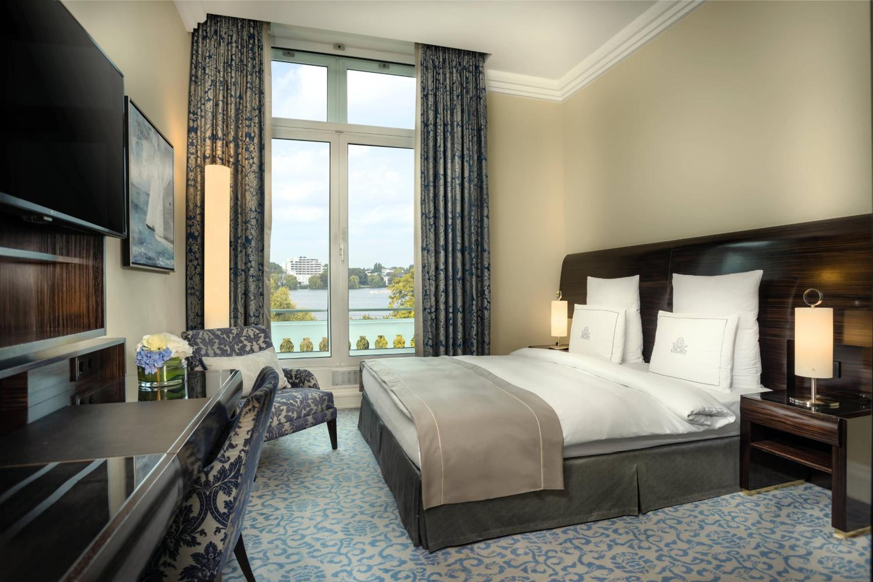 Superior Lake View, Guest Room with 1 King, Lake view