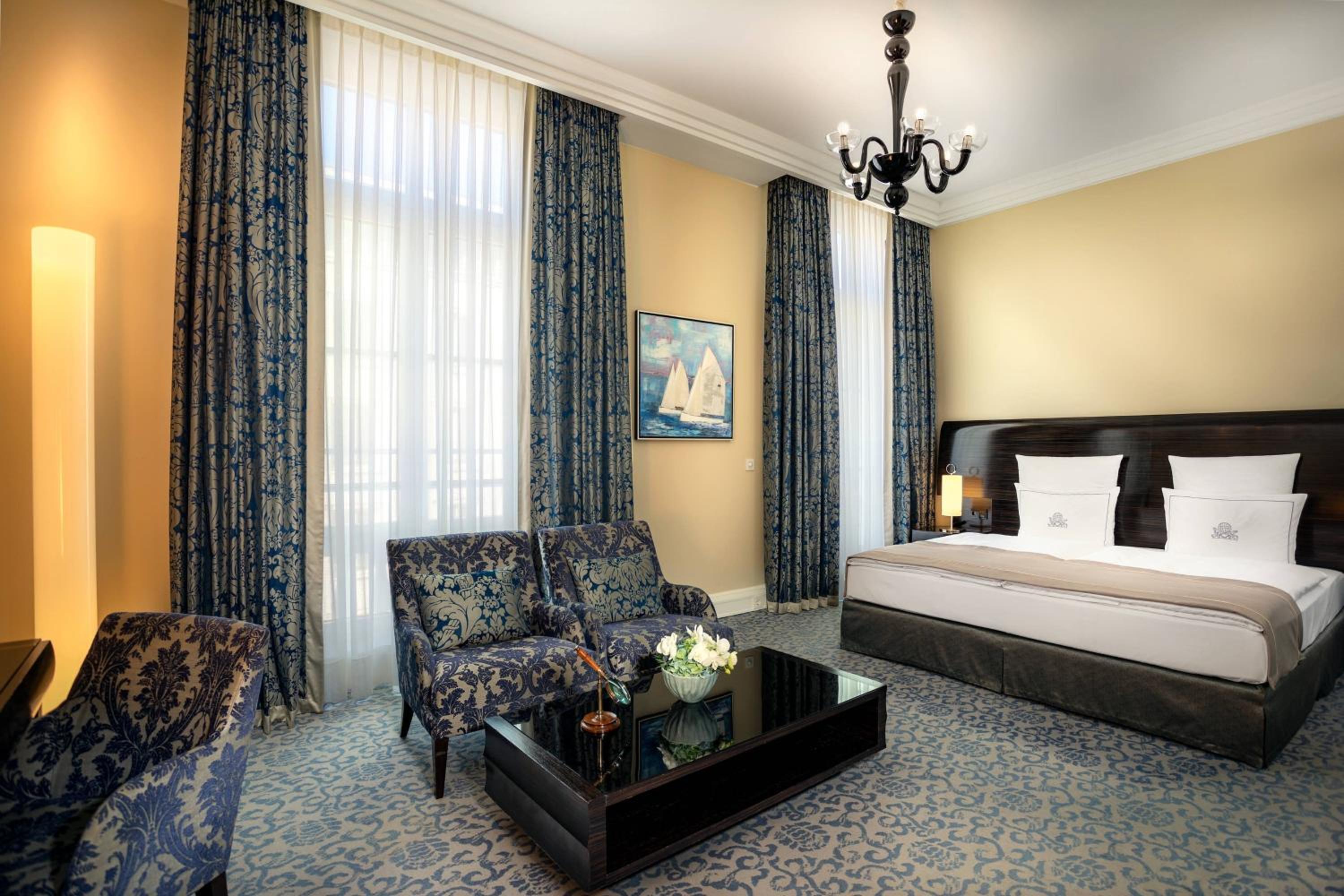 Deluxe Guest Room with 1 King