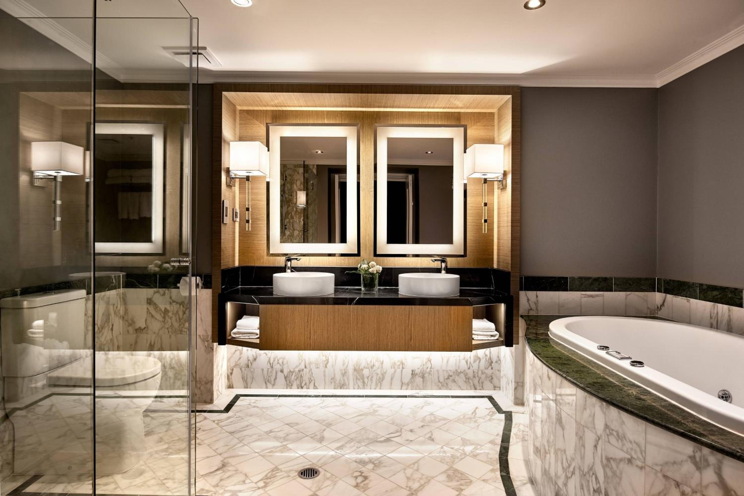 Executive Level, 1 Bedroom Executive Suite, 1 King, Story Bridge View, High Floor, Whirlpool - Photo 4