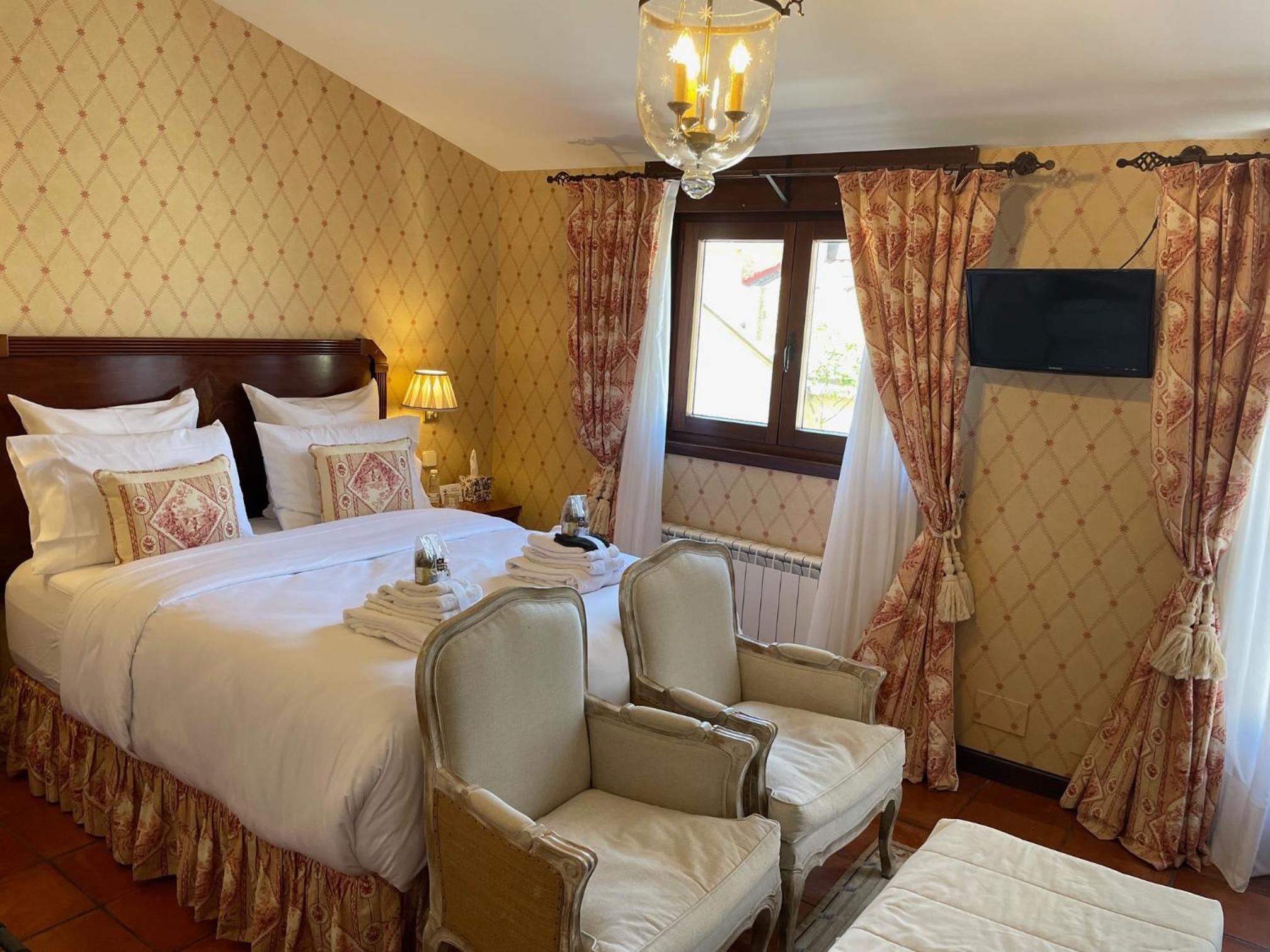 Deluxe Double Room with Balcony photo 3