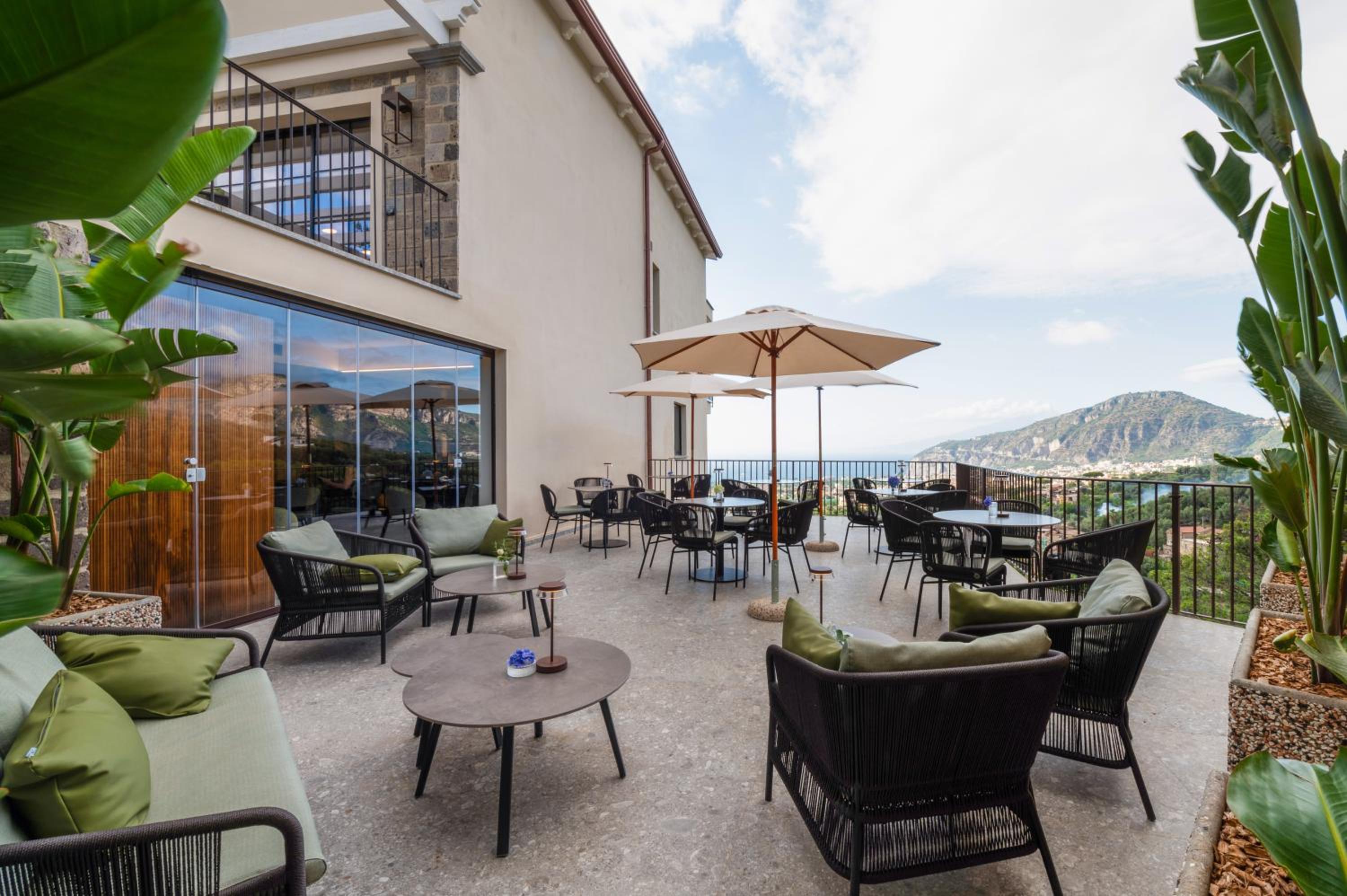 Deluxe Double Room with Balcony and Sea View - Photo 5