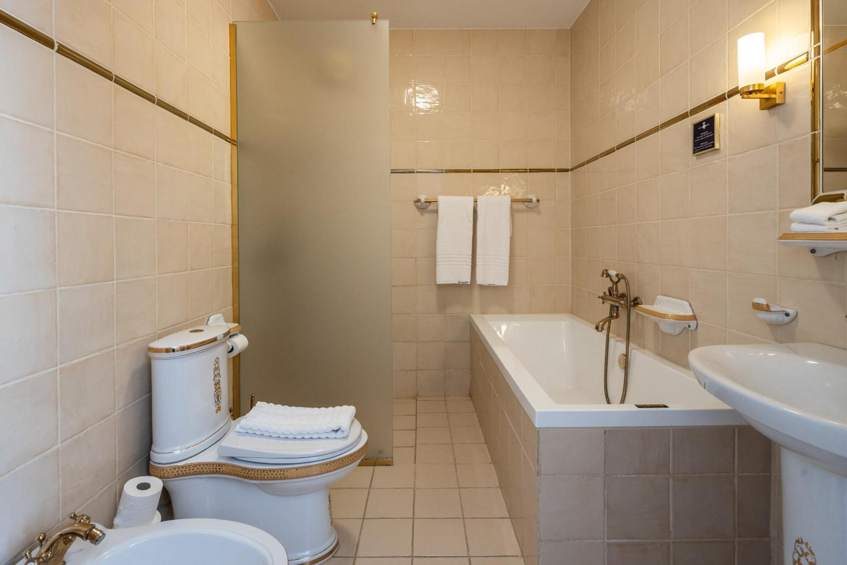 Royal Standard Deluxe Room - Photo 5