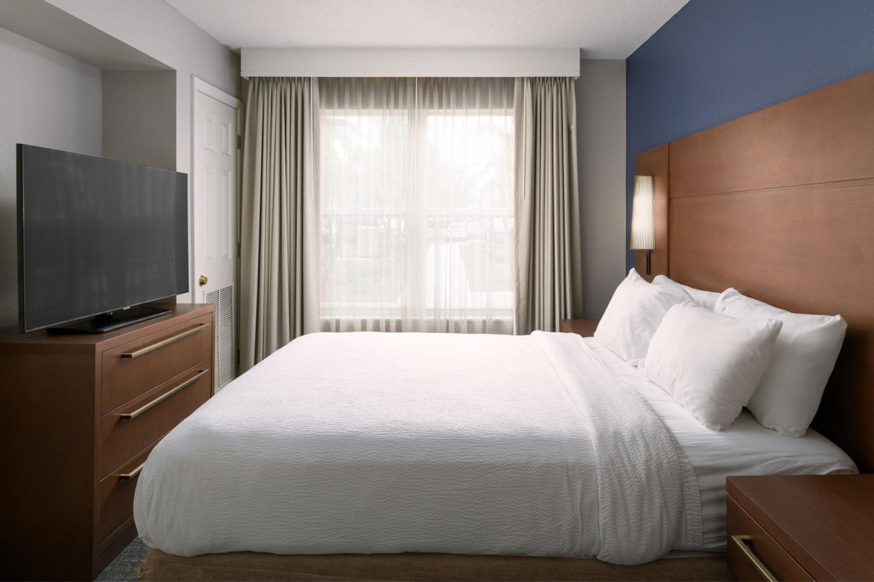 One-Bedroom Queen Suite with Sofa Bed - Photo 5
