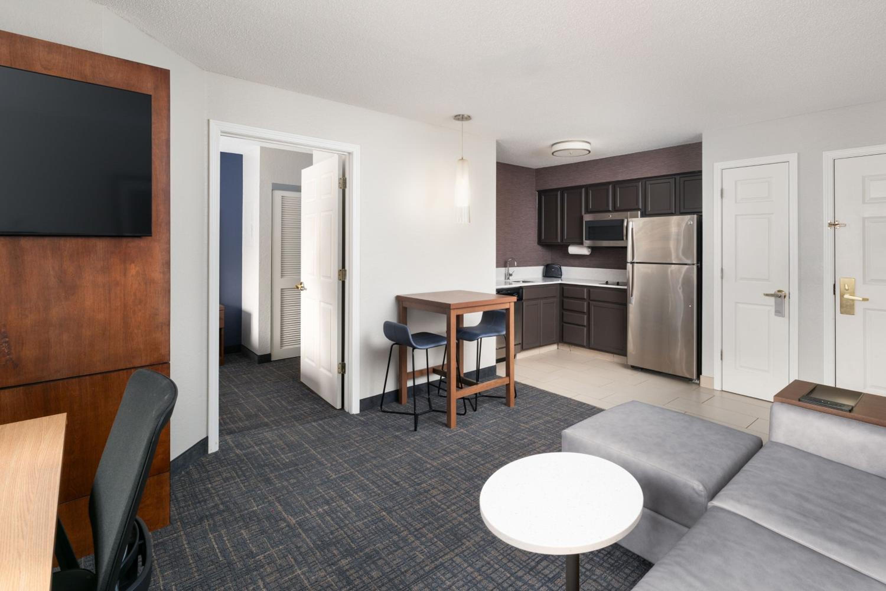 One-Bedroom Queen Suite with Sofa Bed - Photo 4