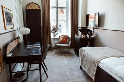 Queen's Single Room