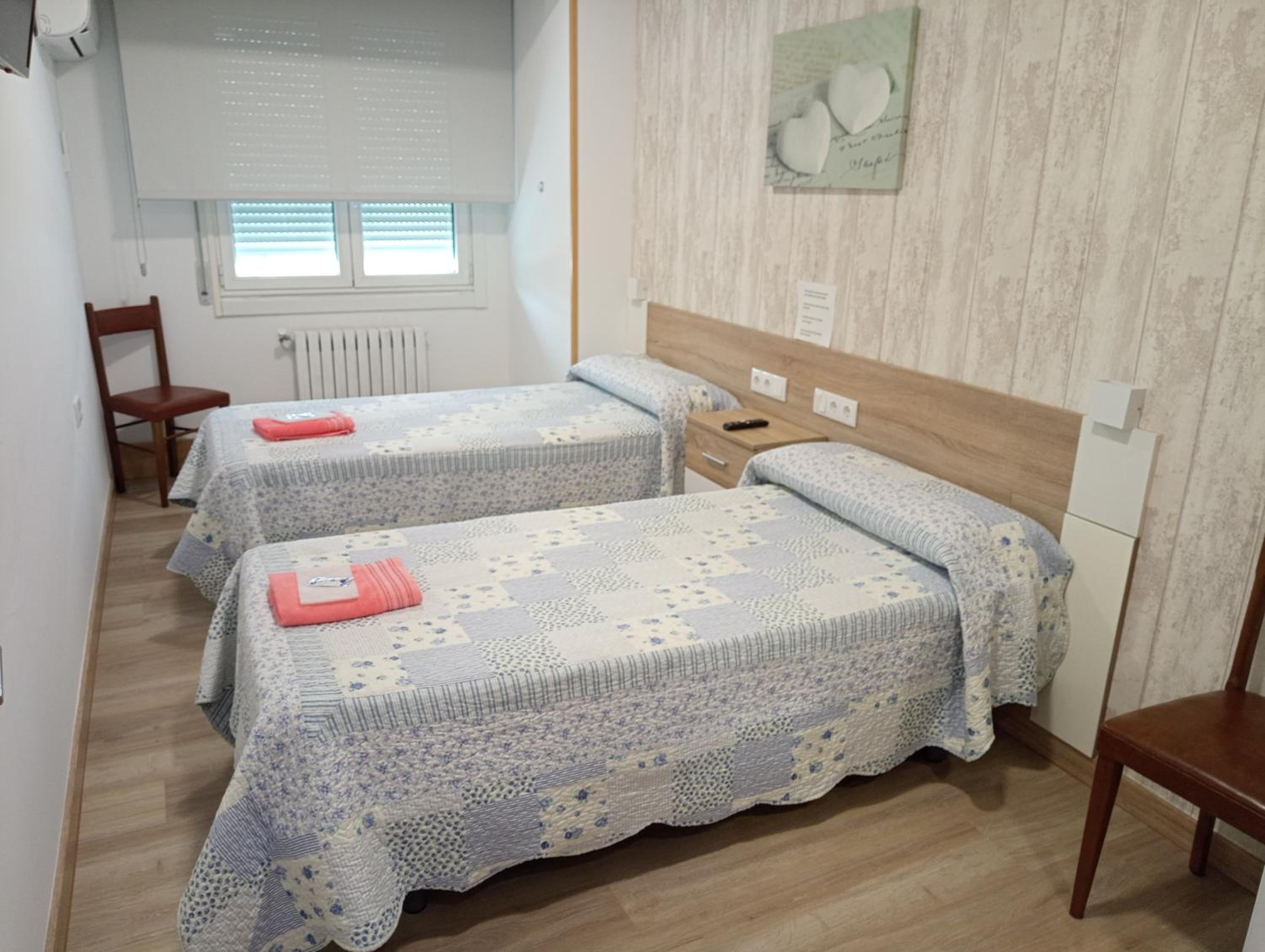 Habitación Estándar con Dos Camas y Baño Compartido