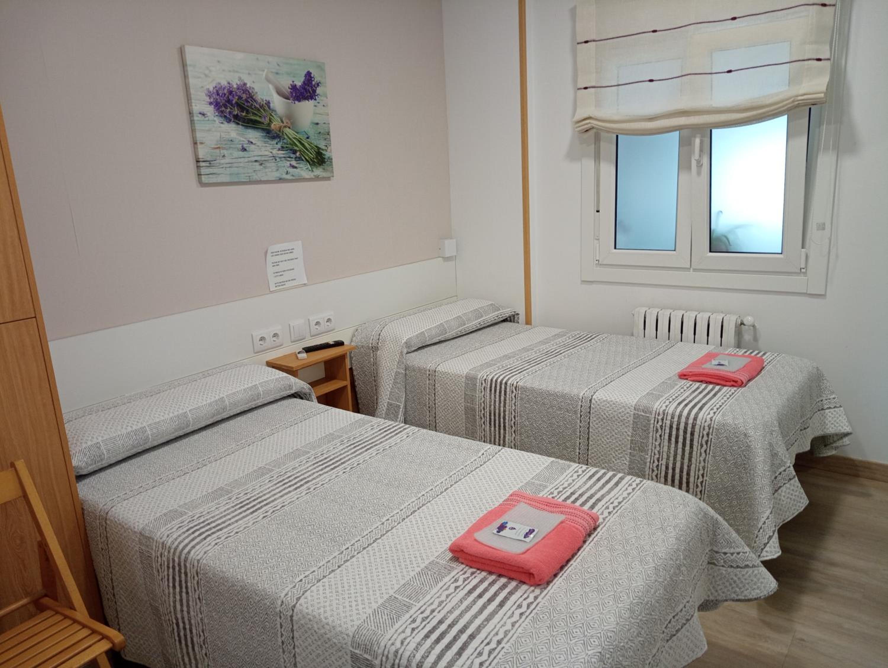 Habitación Estándar con Dos Camas y Baño Compartido