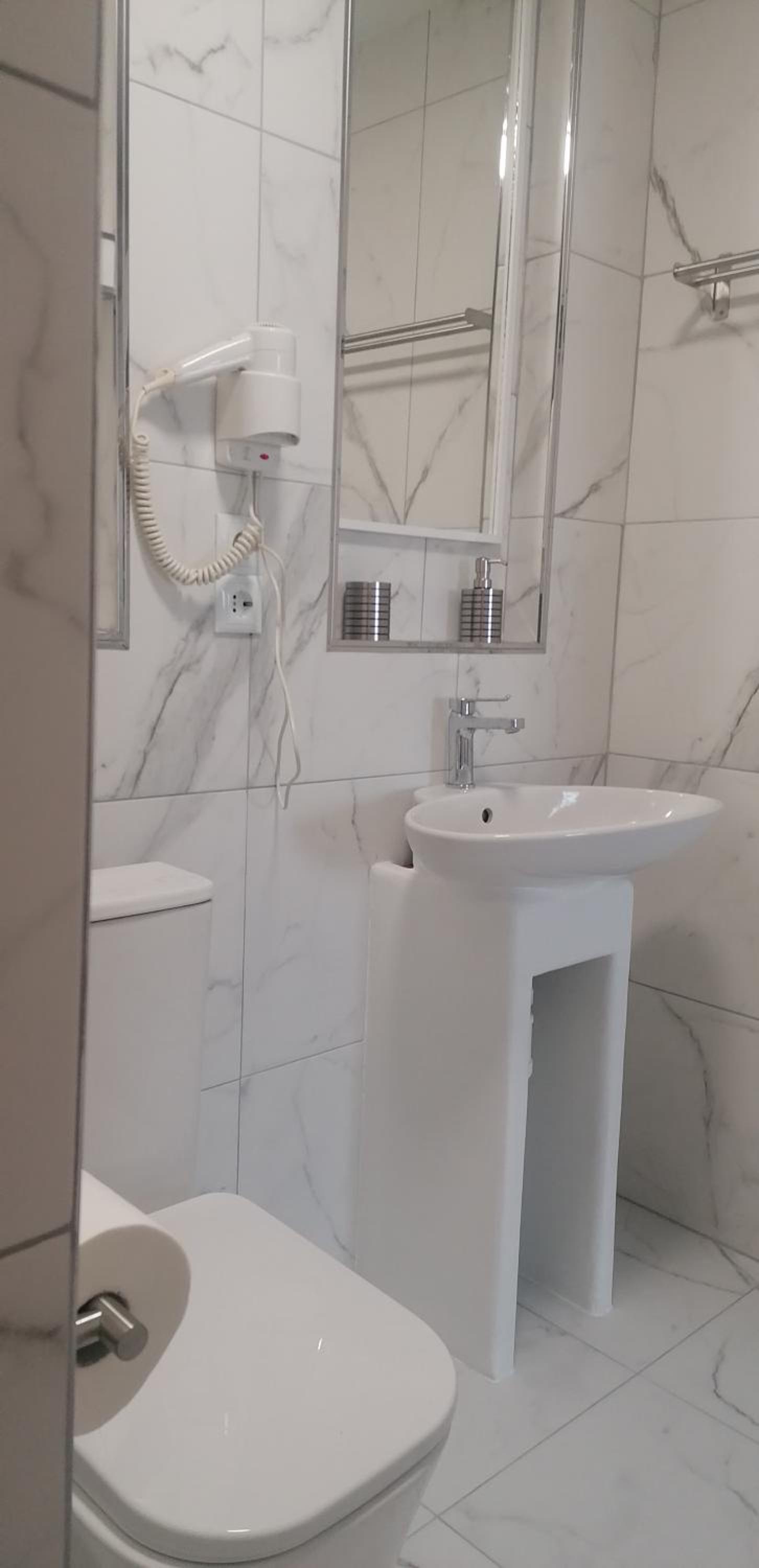 Large Double Room - Photo 6