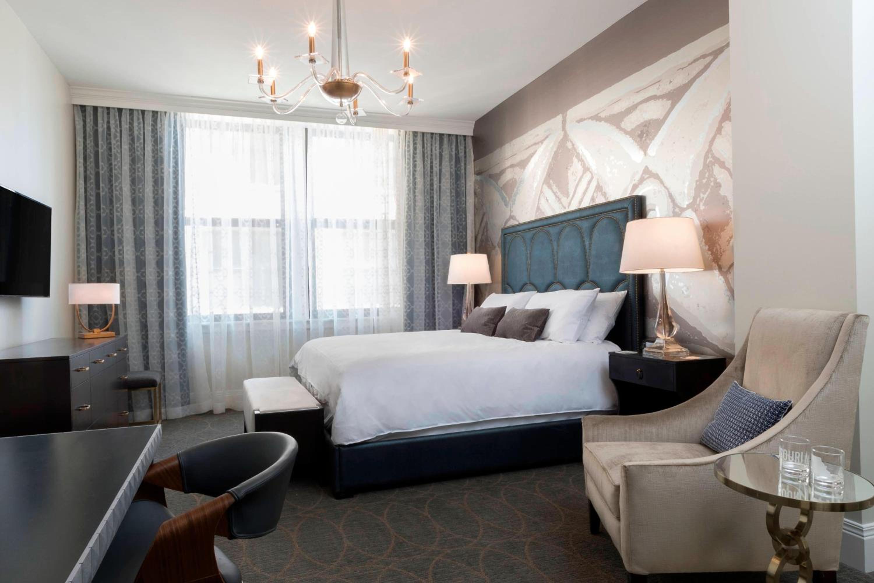 Guest room with King or Queen Beds and a sofa photo 1