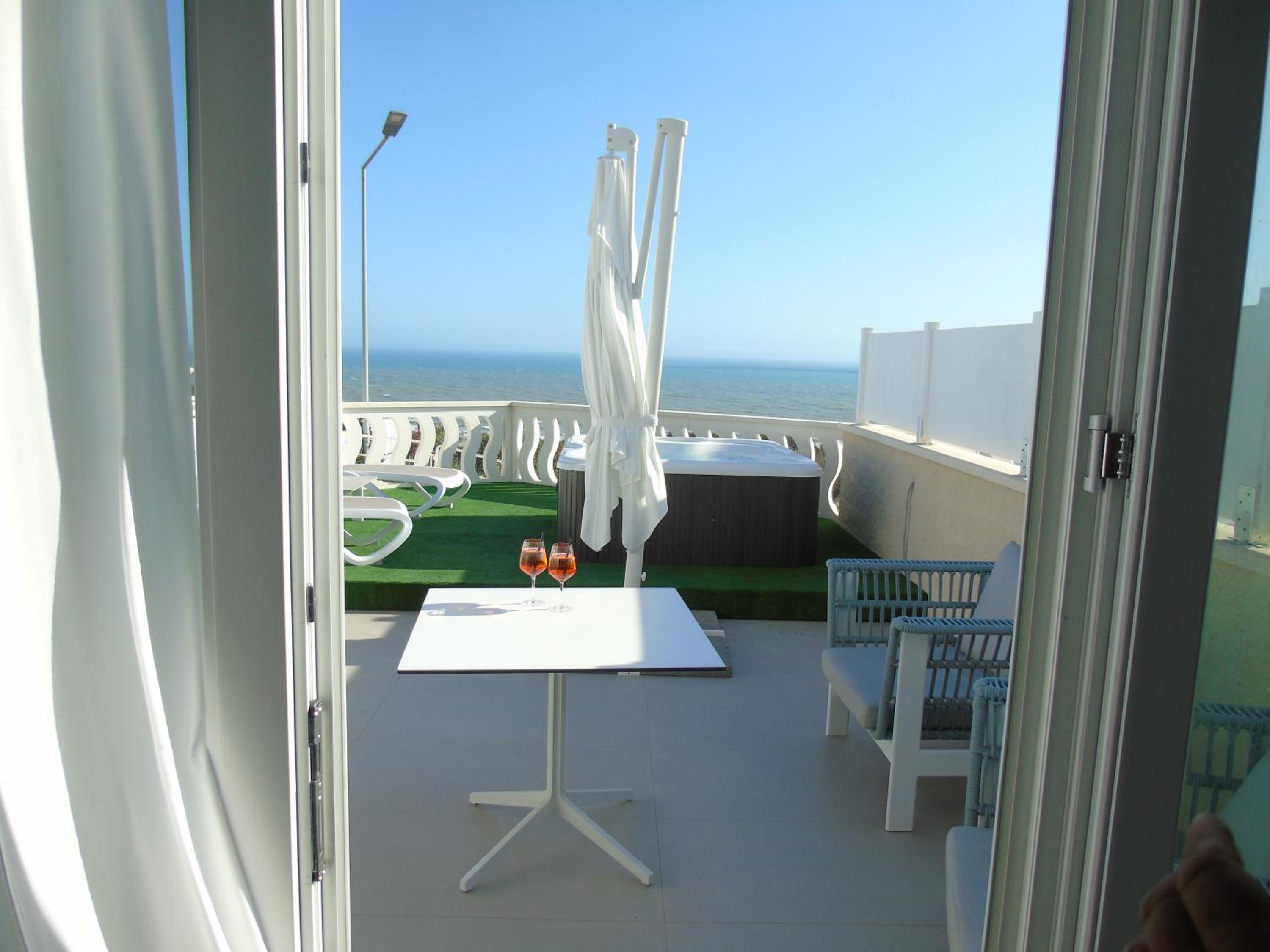 King Suite with Spa Bath - Photo 10