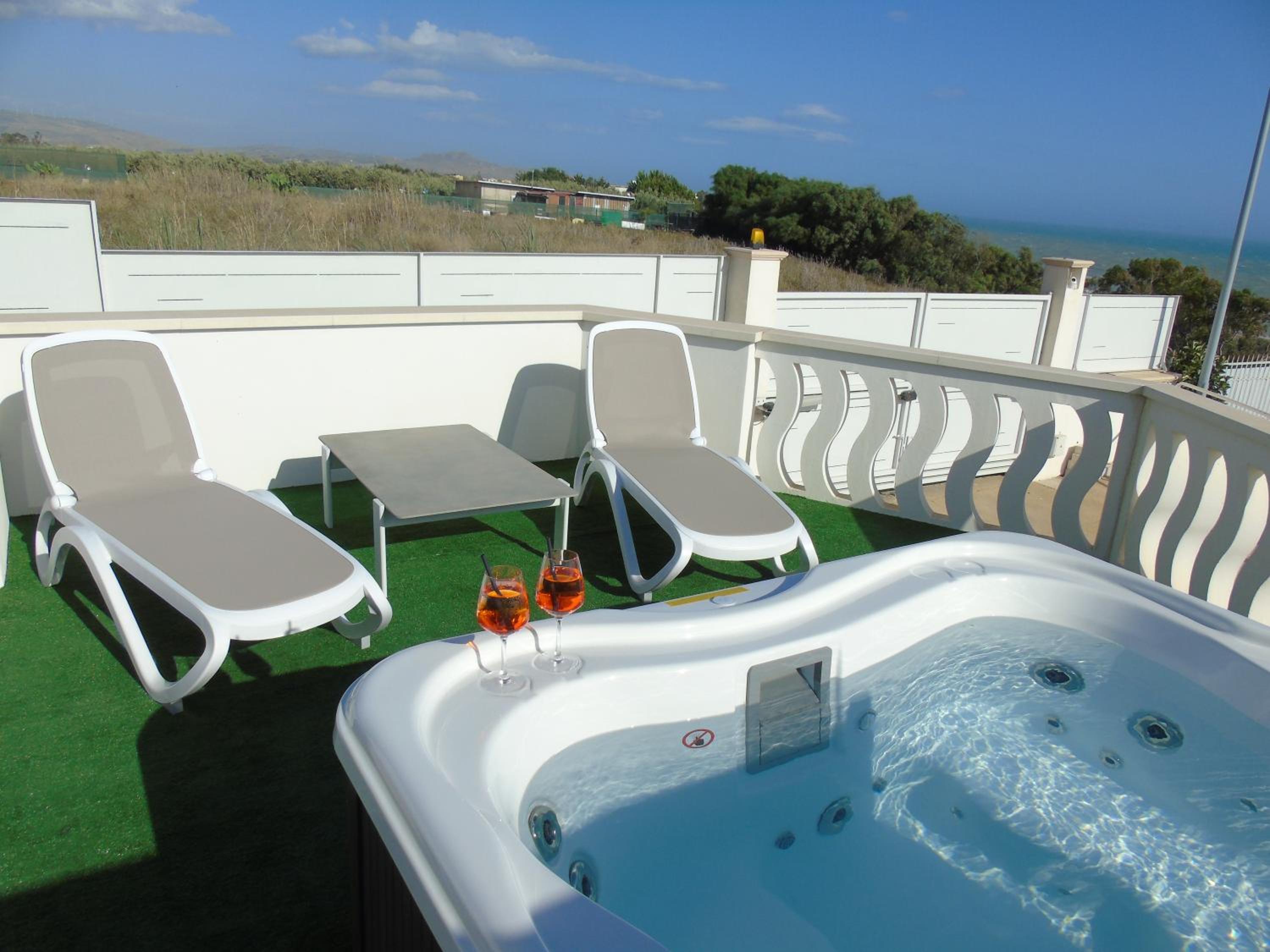 King Suite with Spa Bath - Photo 8