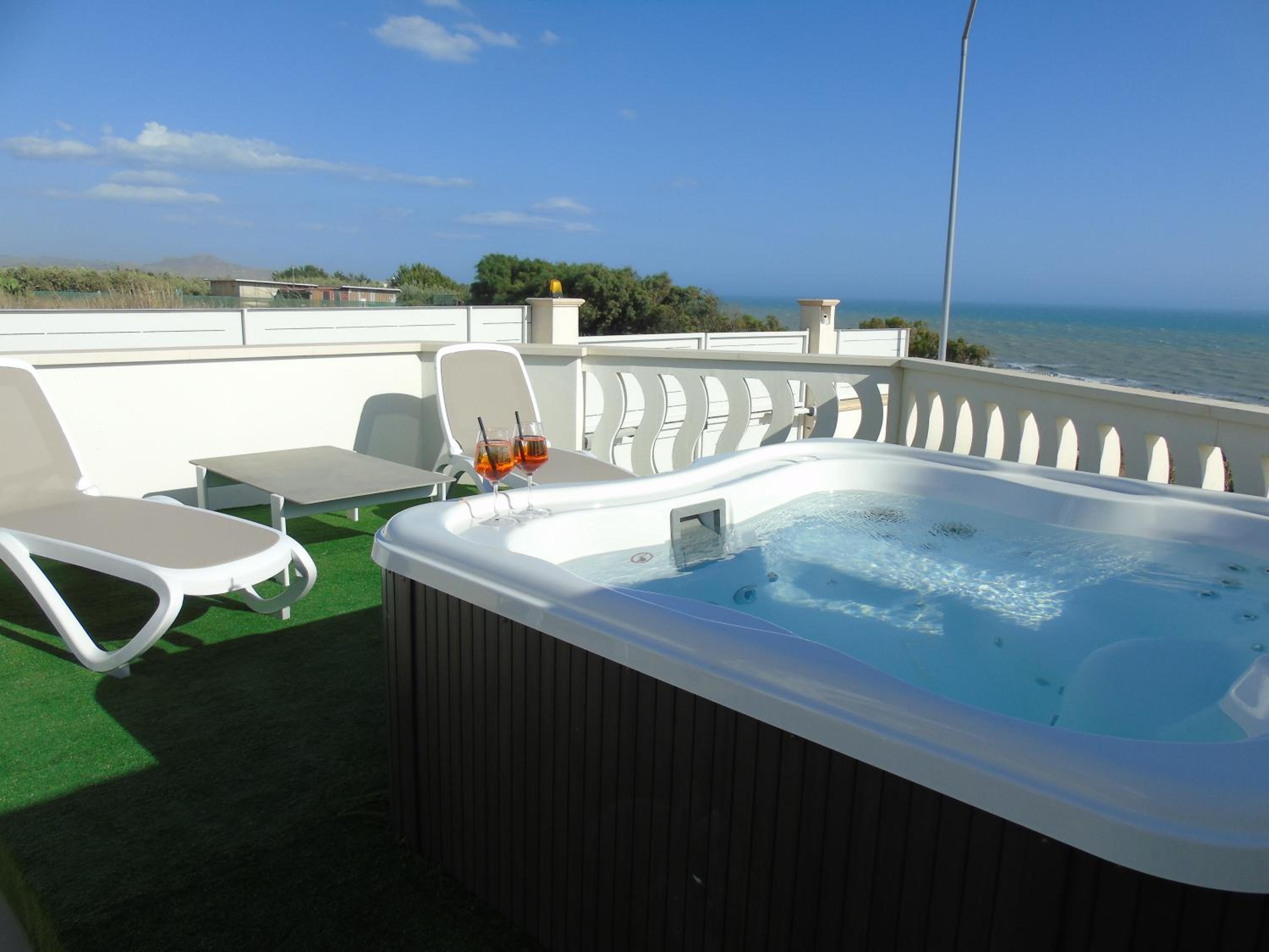 King Suite with Spa Bath - Photo 7