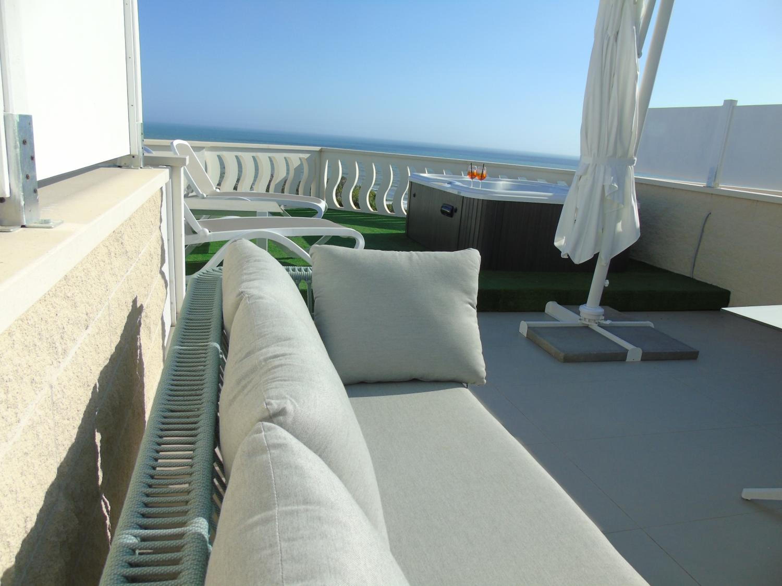 King Suite with Spa Bath - Photo 5