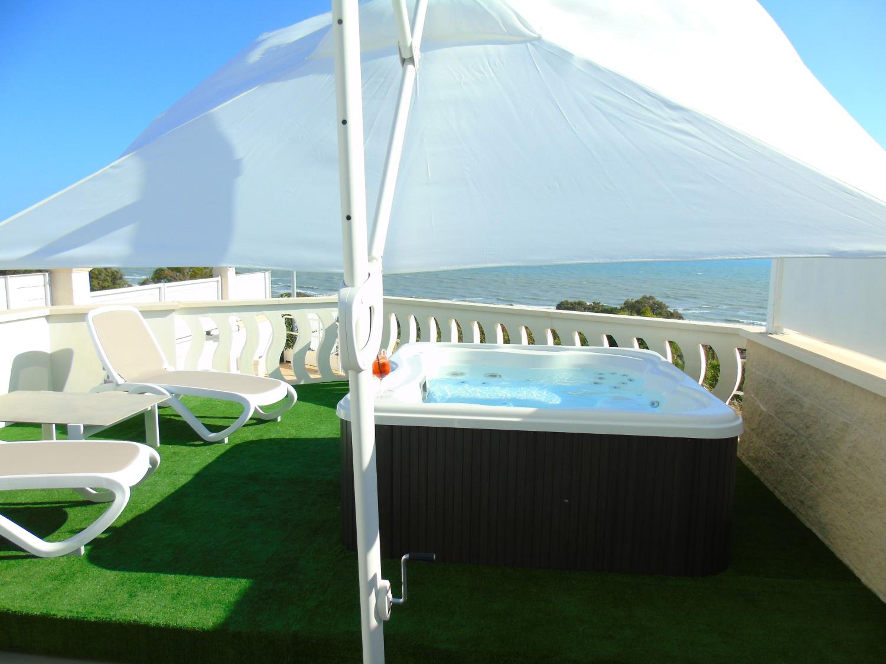 King Suite with Spa Bath - Photo 4