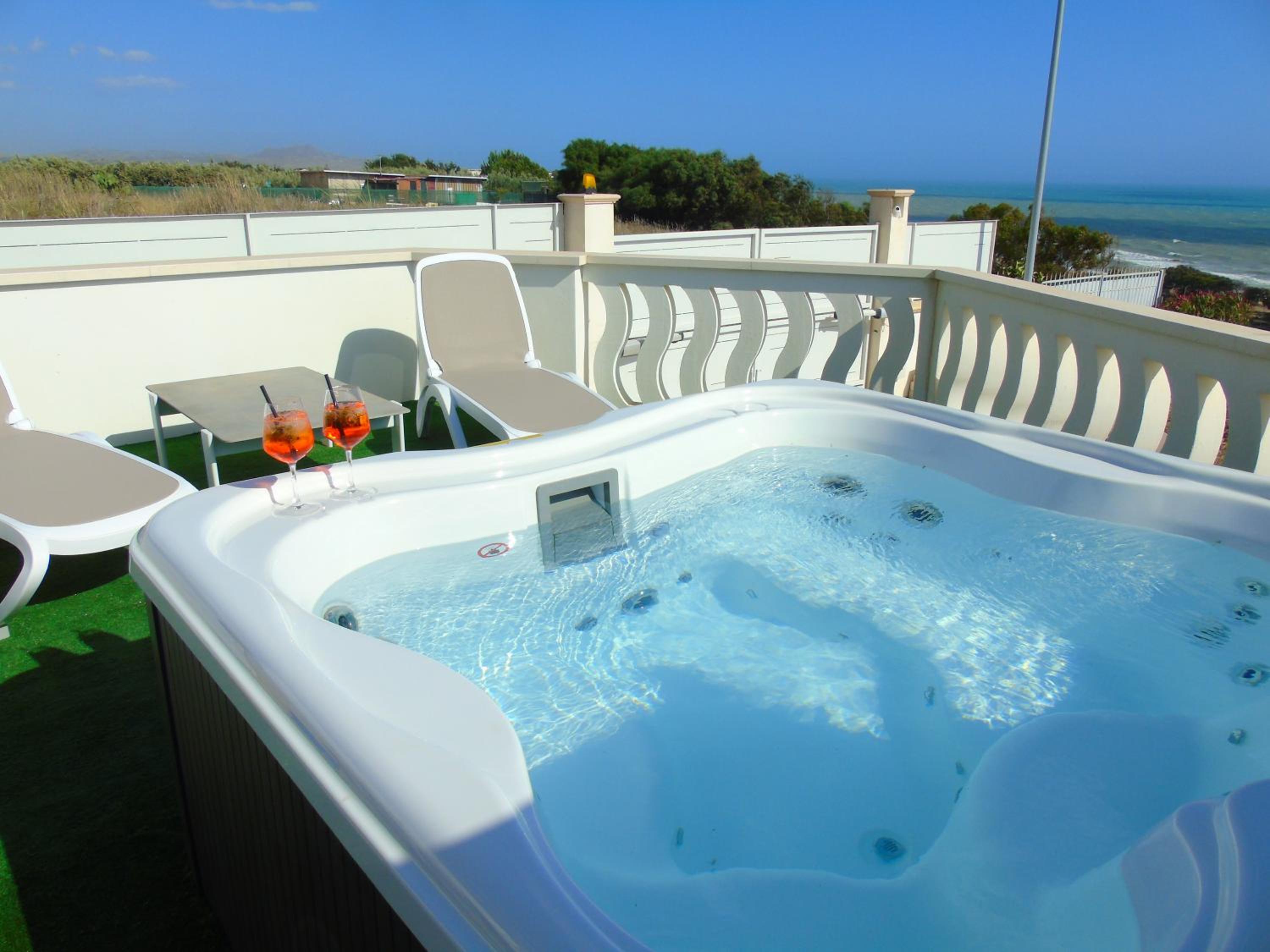 King Suite with Spa Bath - Photo 3