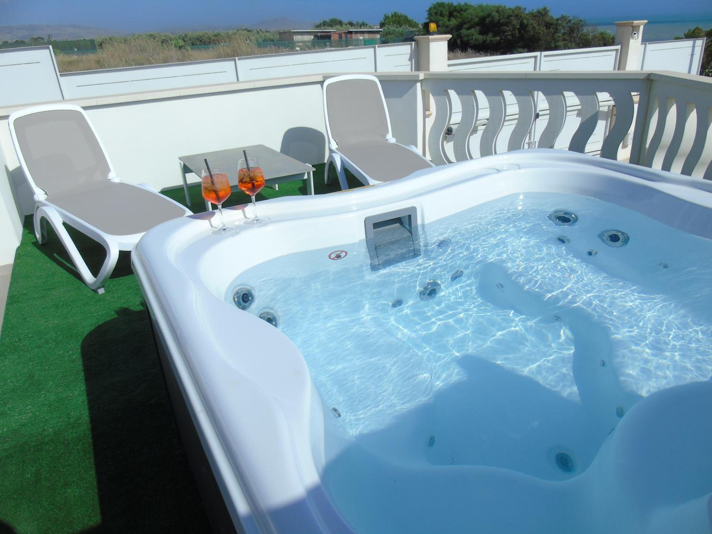 King Suite with Spa Bath - Photo 21