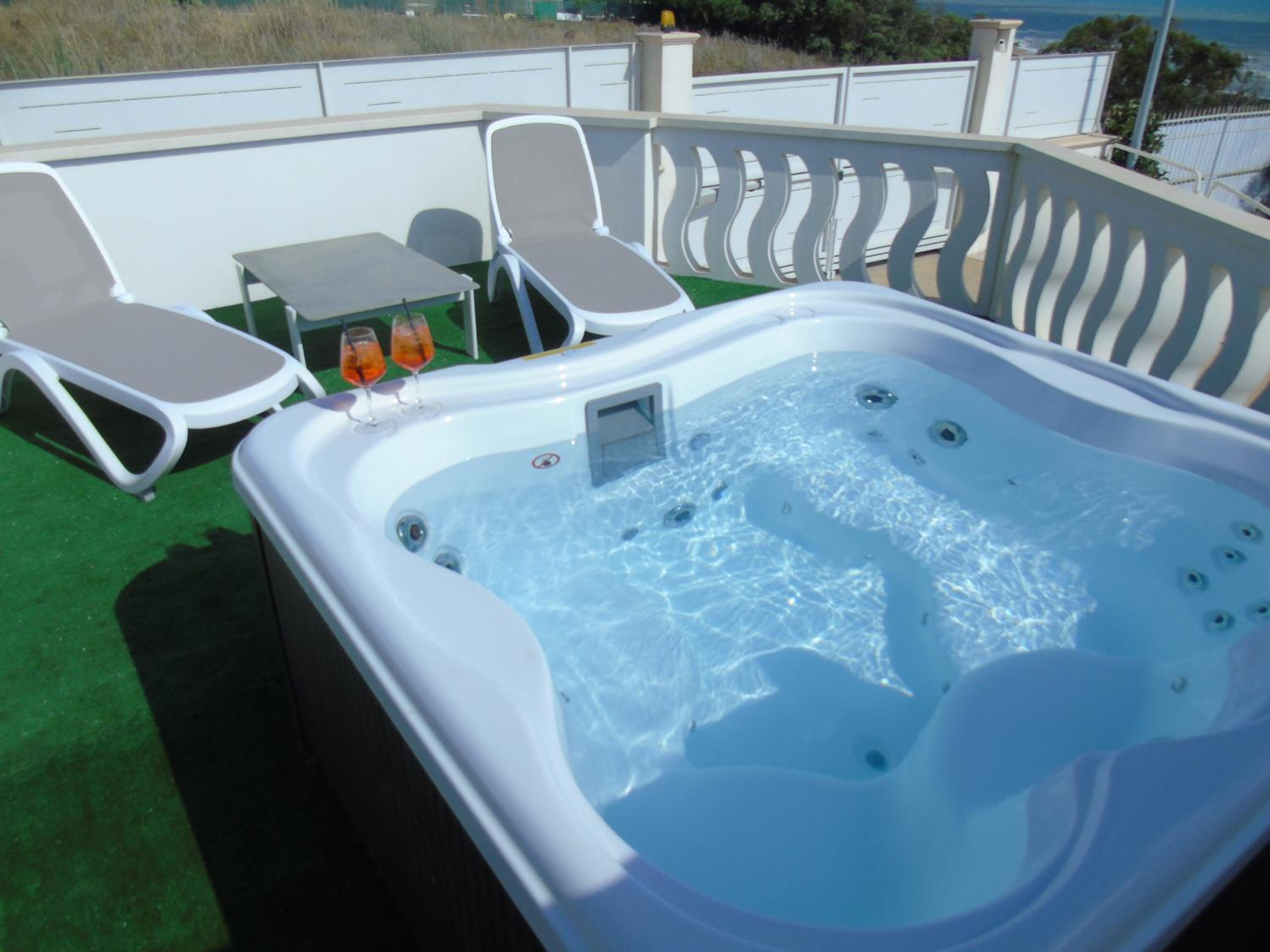 King Suite with Spa Bath - Photo 13