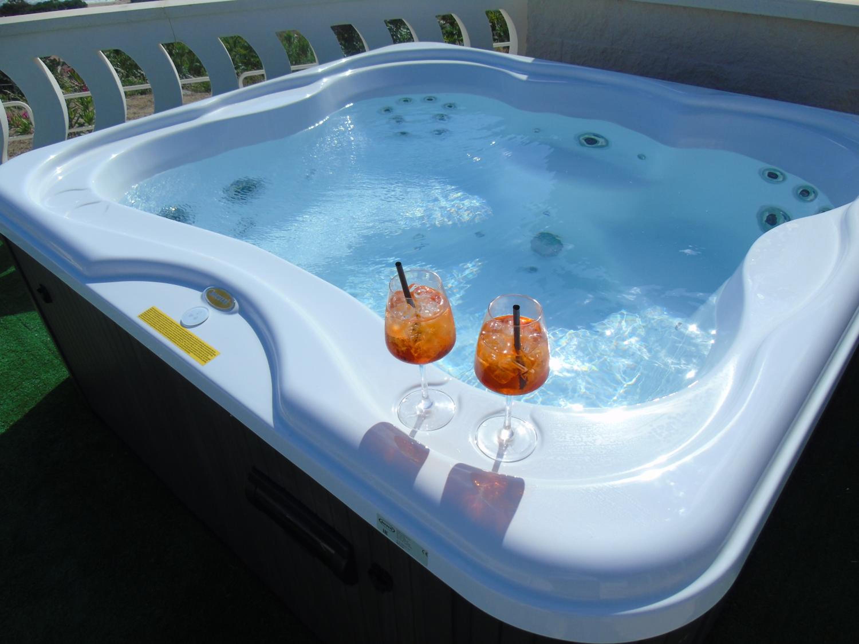 King Suite with Spa Bath - Photo 27