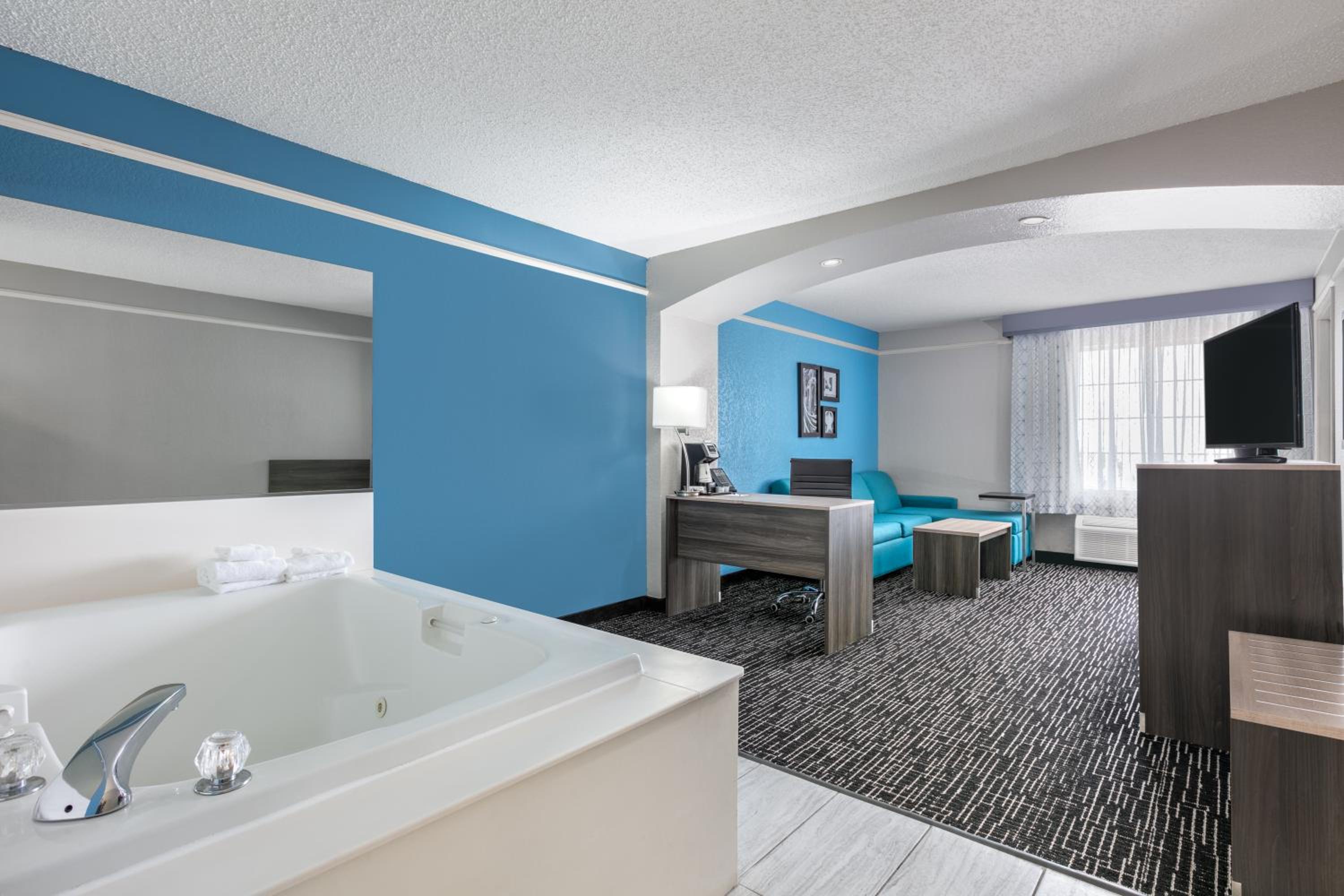 King Suite - Non-Smoking photo 2