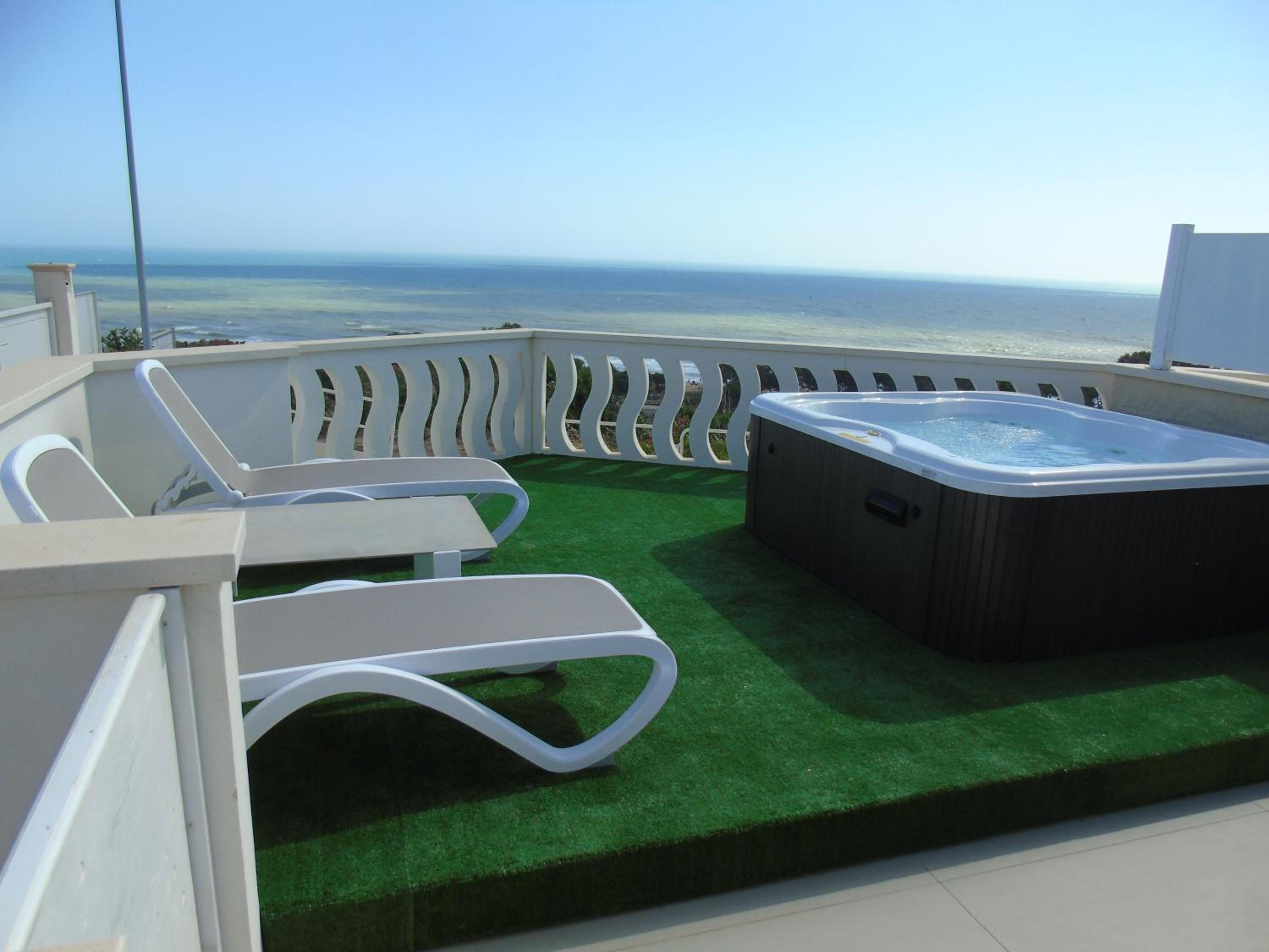 King Suite with Spa Bath - Photo 32