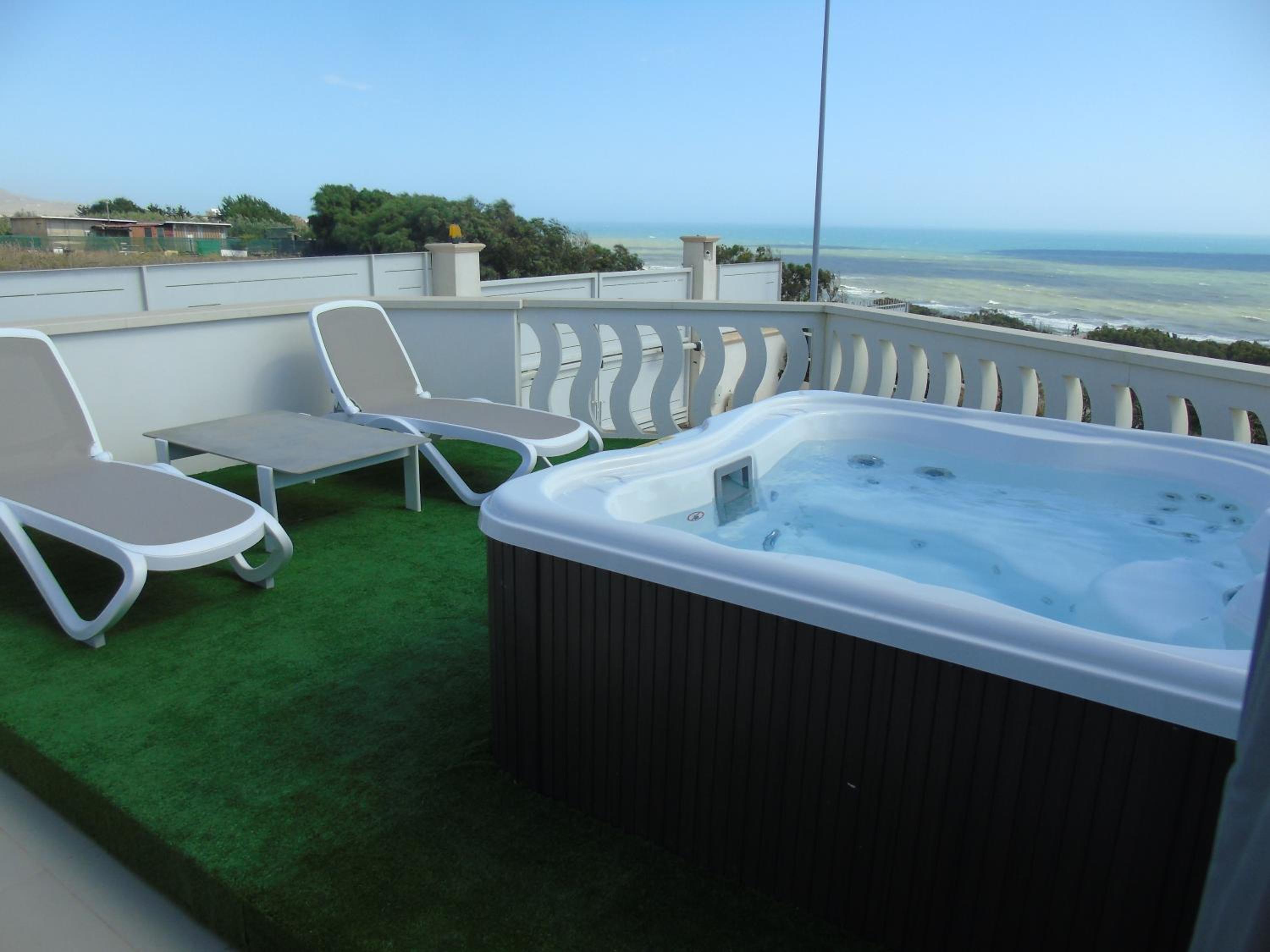 King Suite with Spa Bath - Photo 33