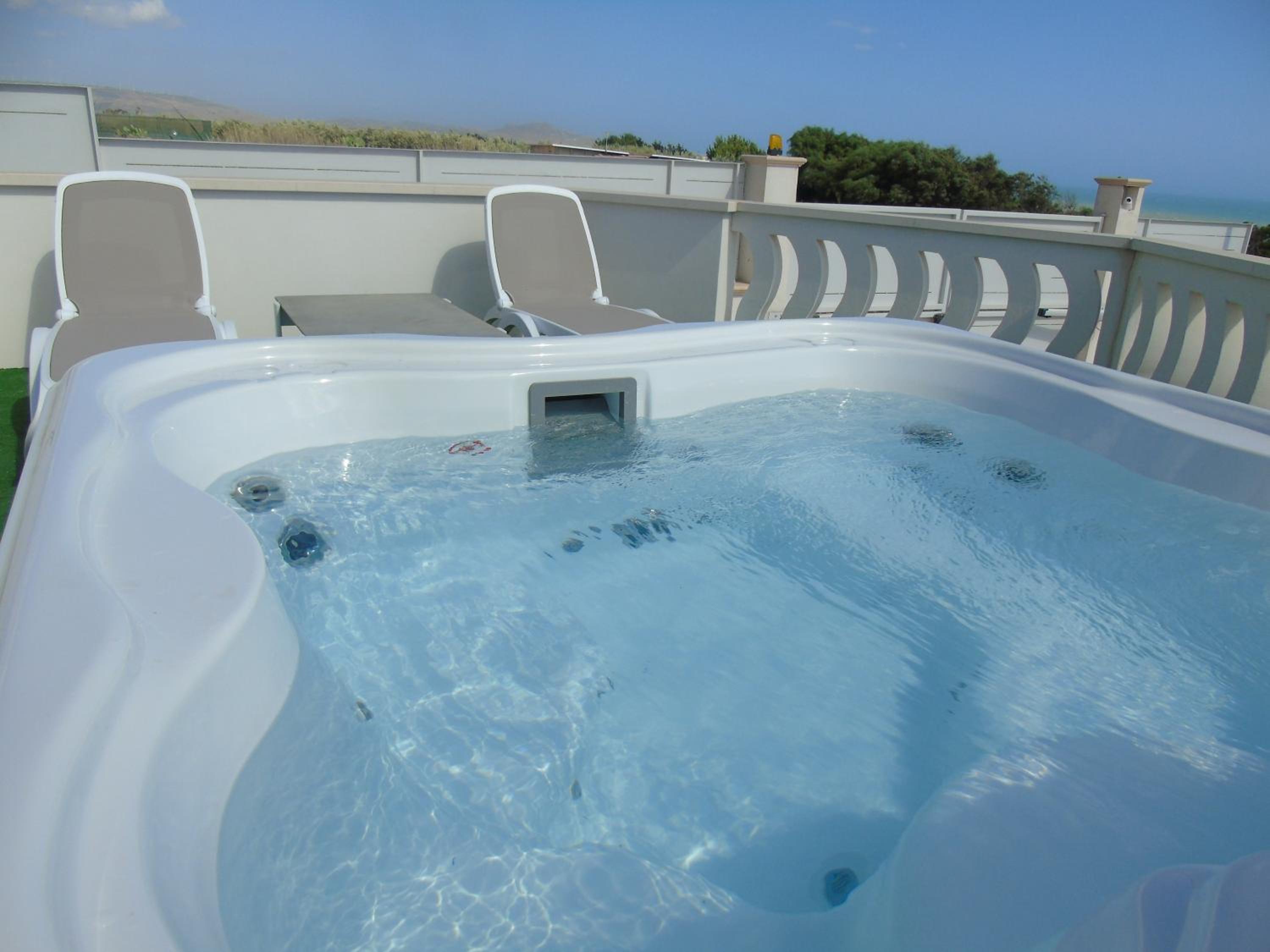 King Suite with Spa Bath - Photo 28