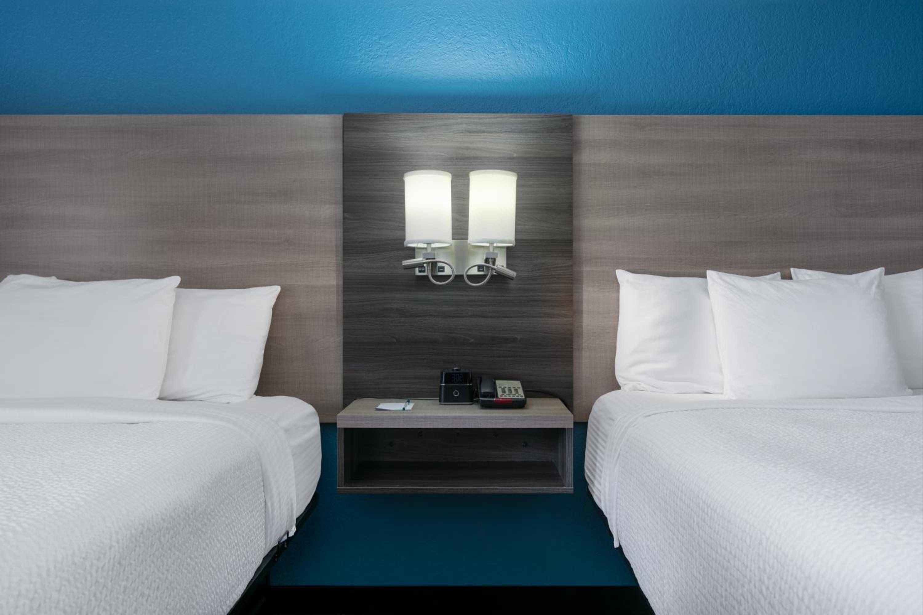 Deluxe Queen Room with Two Queen Beds photo 3