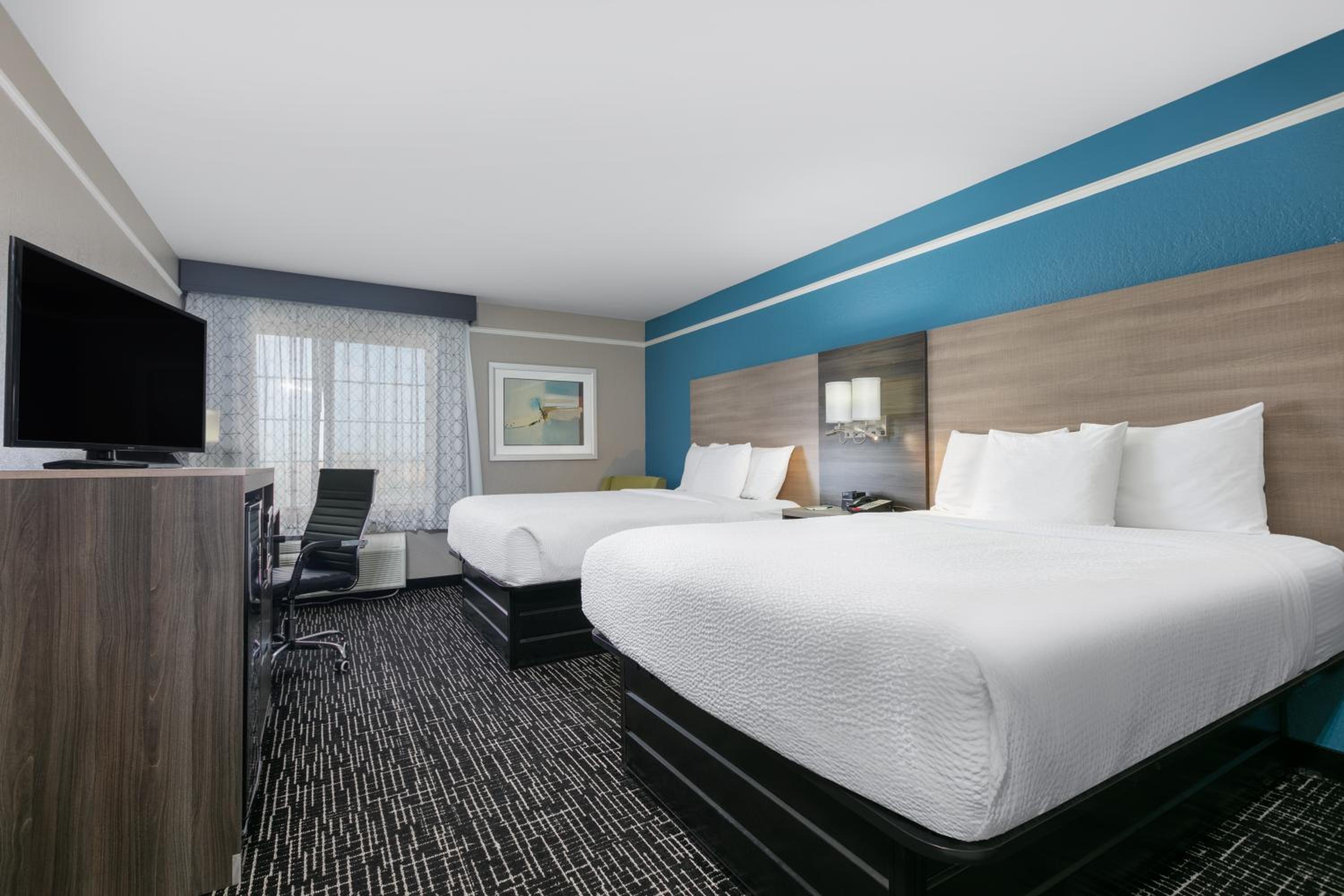 Queen Room with Two Queen Beds - Disability Access photo 2