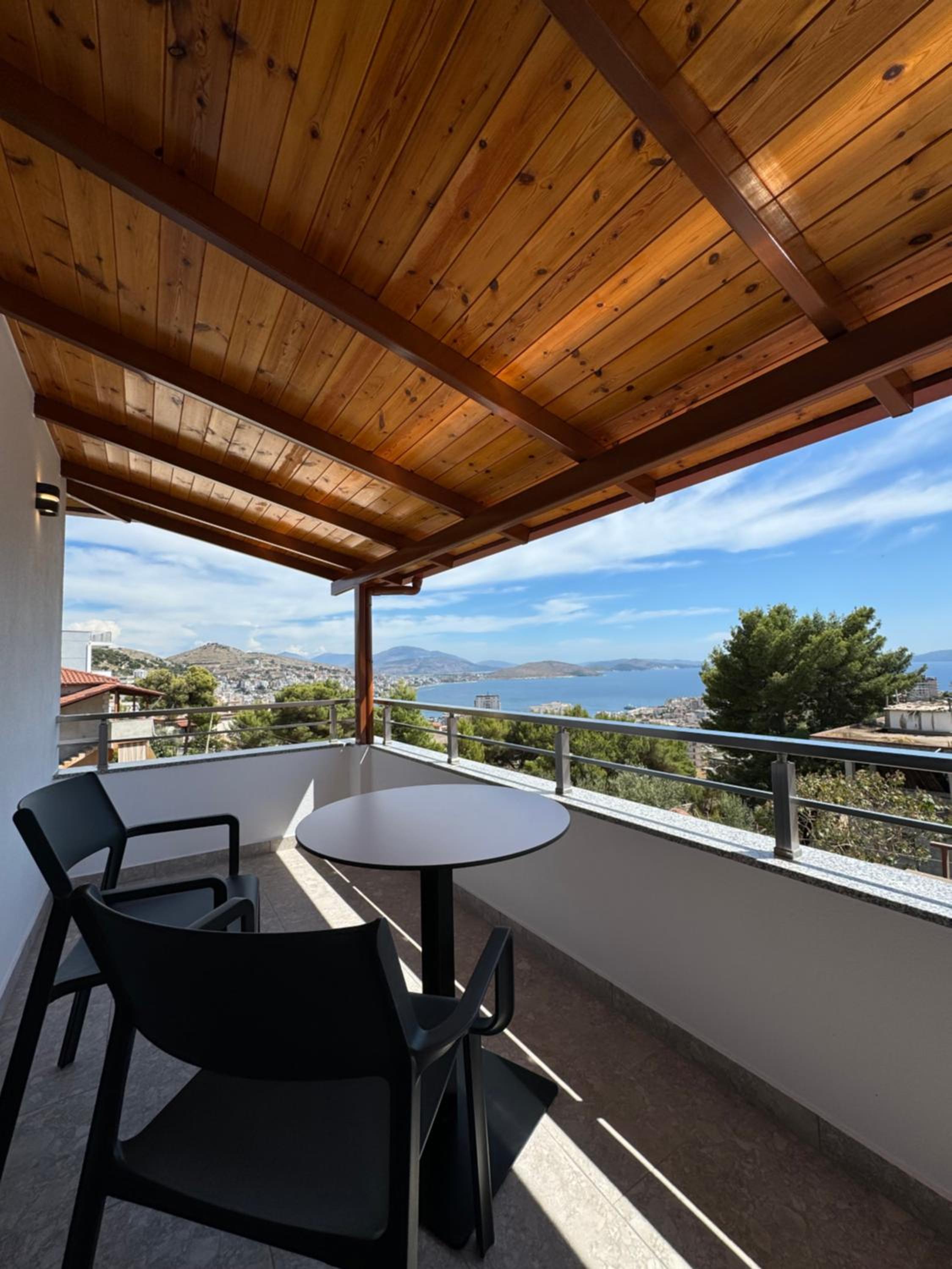 One-Bedroom Apartment with View photo 2