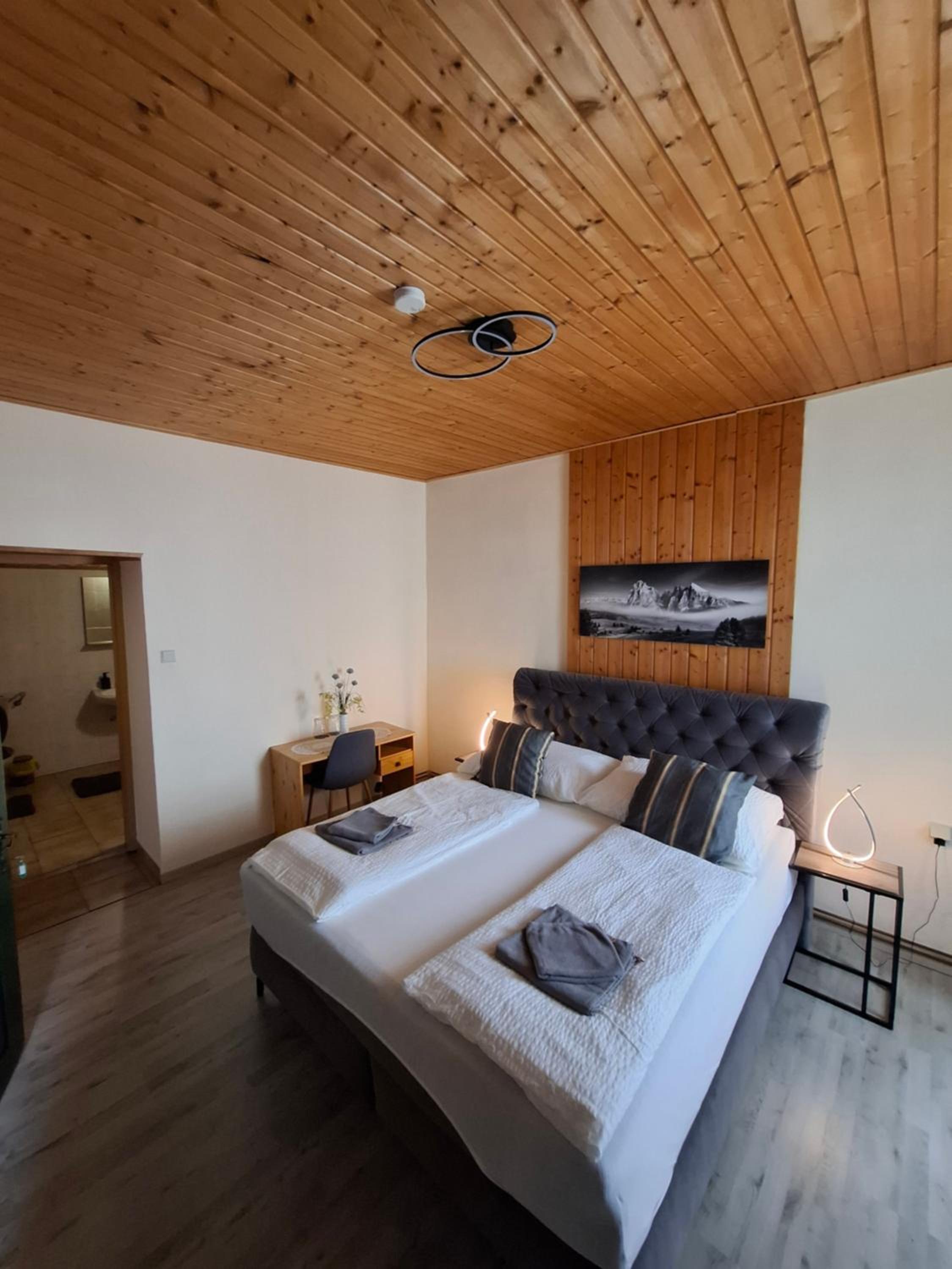 Large Double Room photo 1