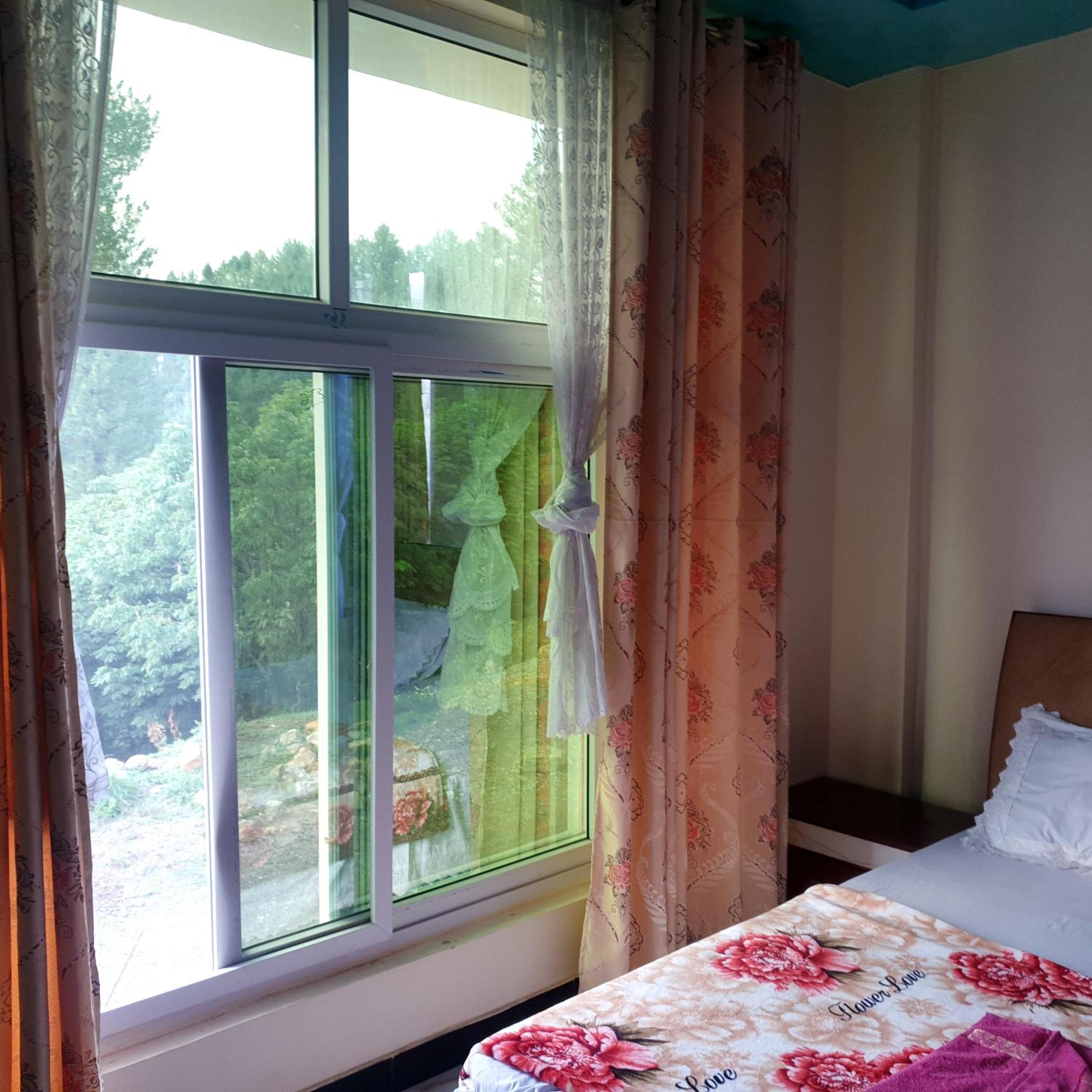Four-Bedroom Apartment with Balcony  photo 2