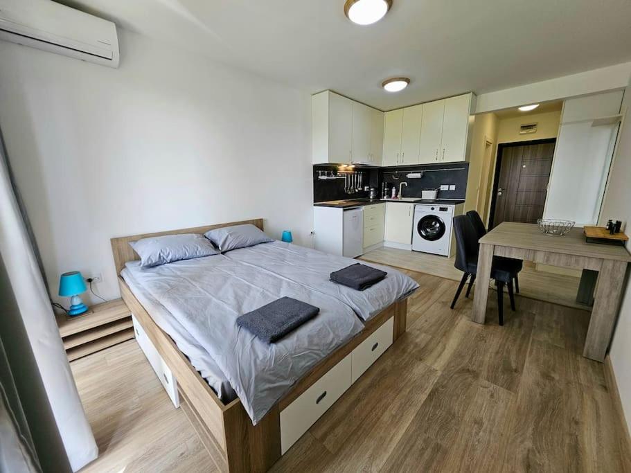 One-Bedroom Apartment photo 1