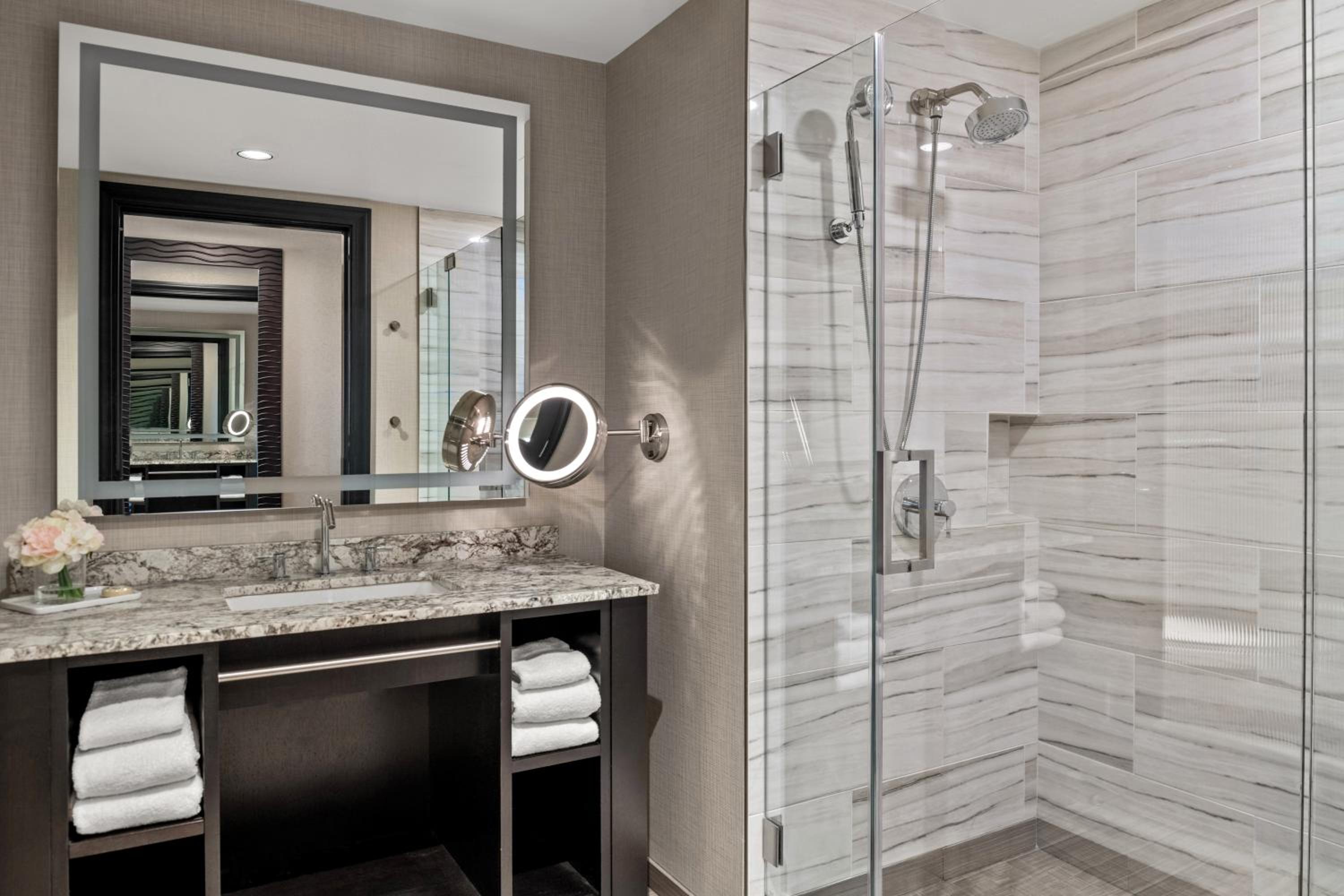Deluxe King Room photo 2