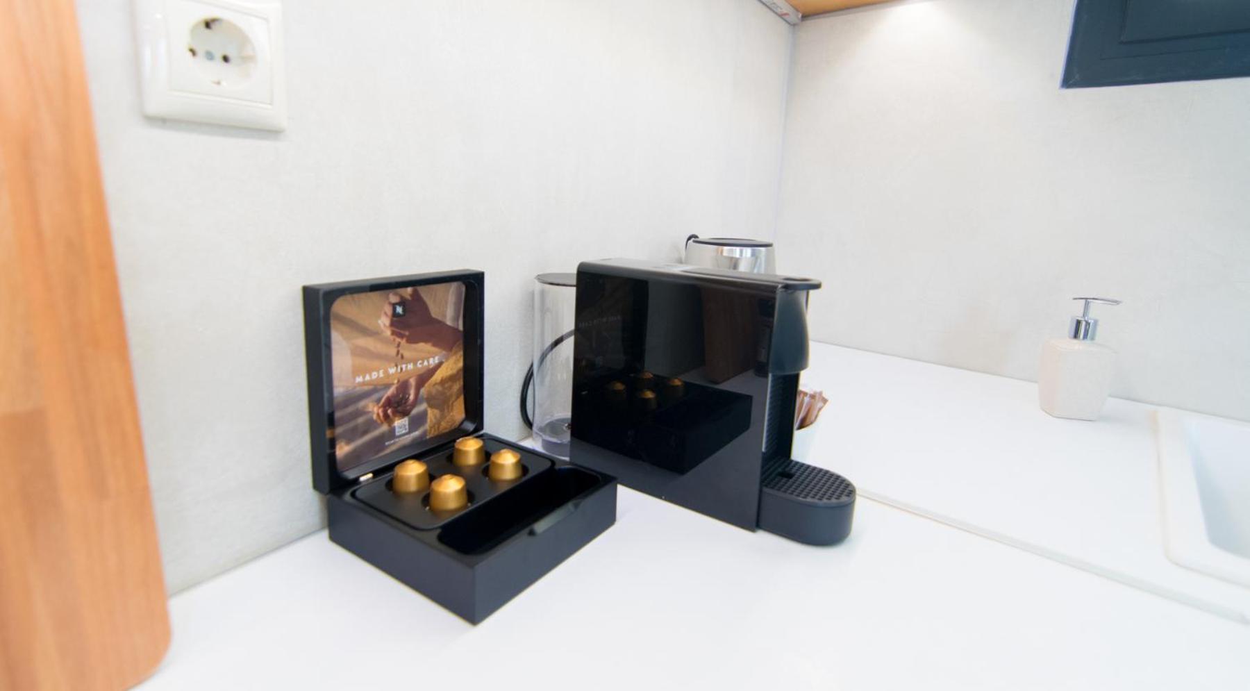 Deluxe One-Bedroom Apartment with City View photo 3