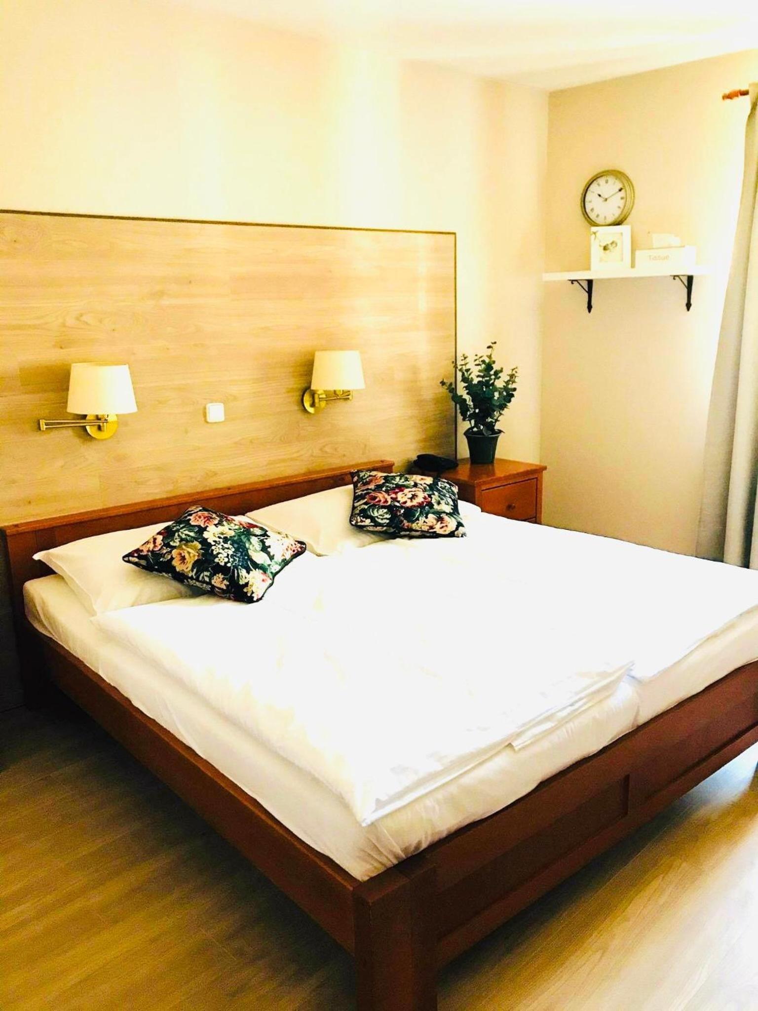 Standard Double Room - Photo 8