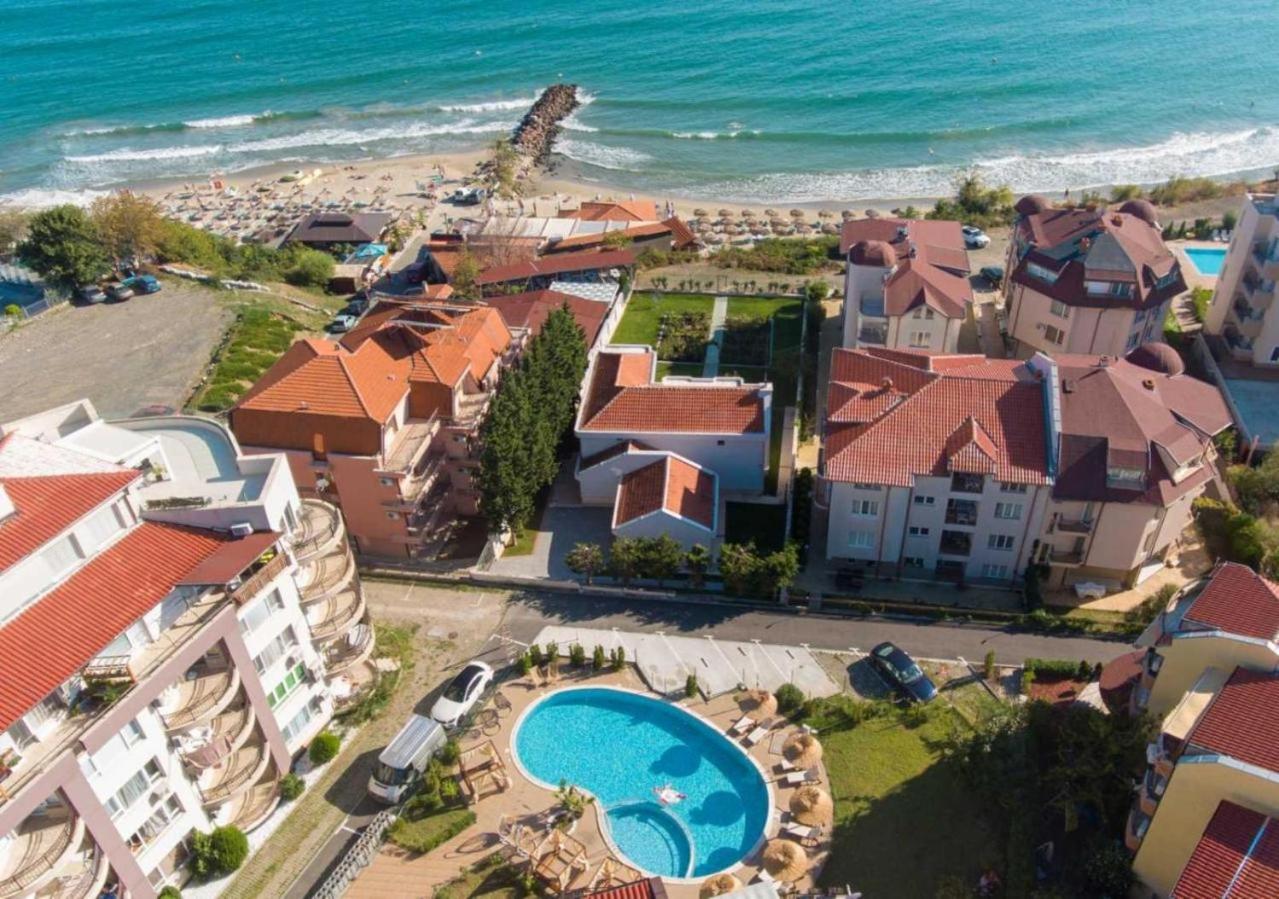 Two-Bedroom Apartment with Balcony and Sea View photo 2
