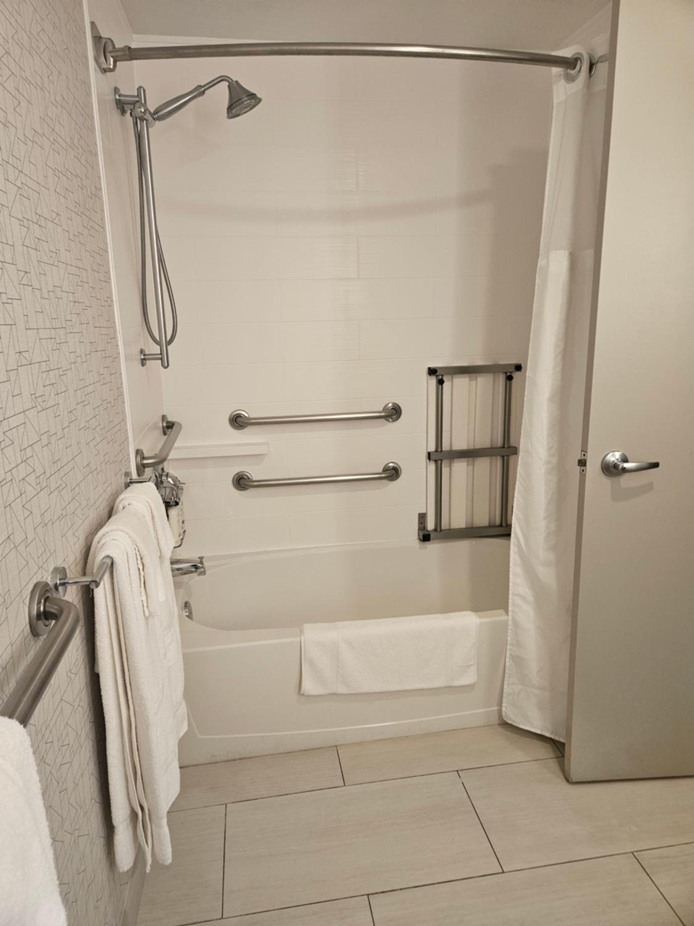 Standard Queen Room with Accessible Tub - Photo 3