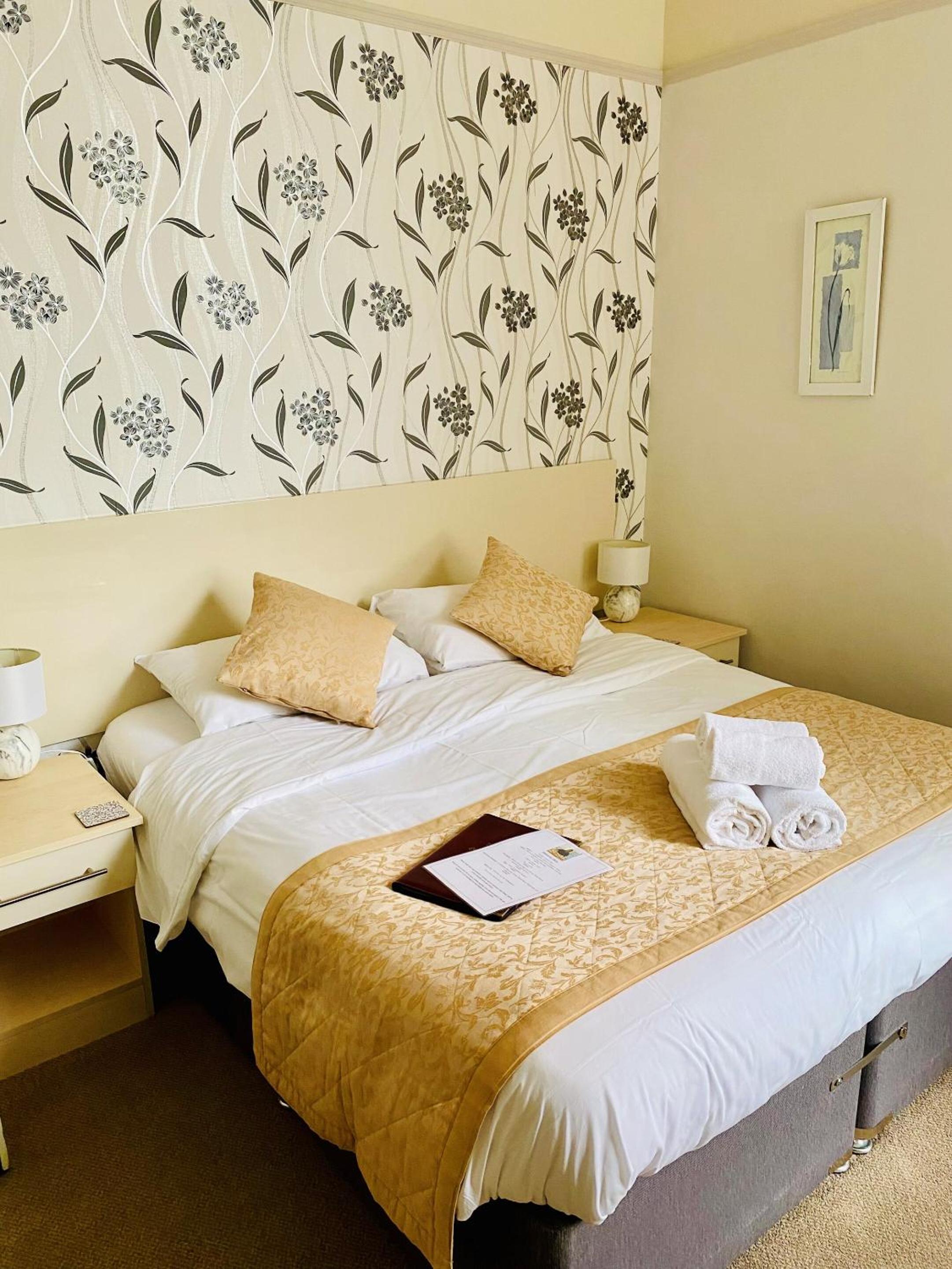 Twin Room with Private Bathroom photo 2