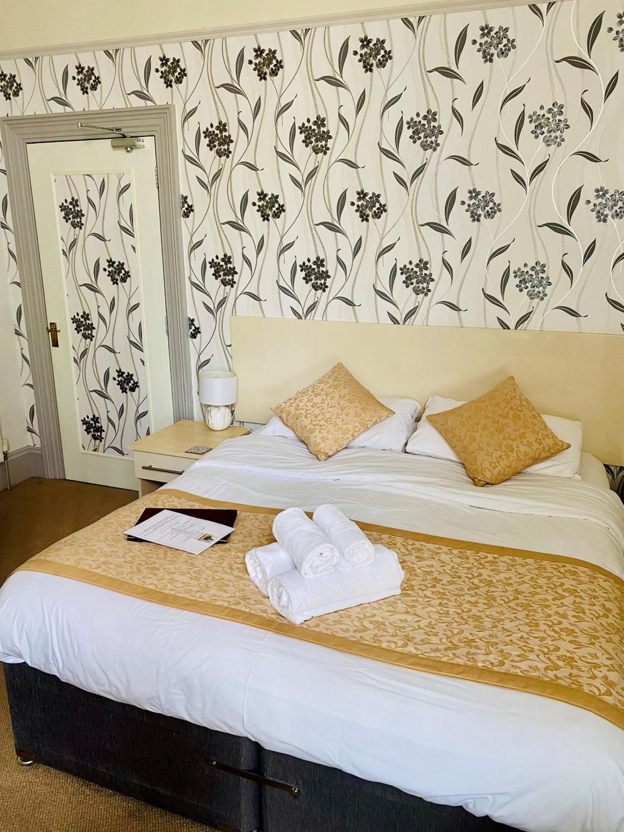 Twin Room with Private Bathroom photo 3