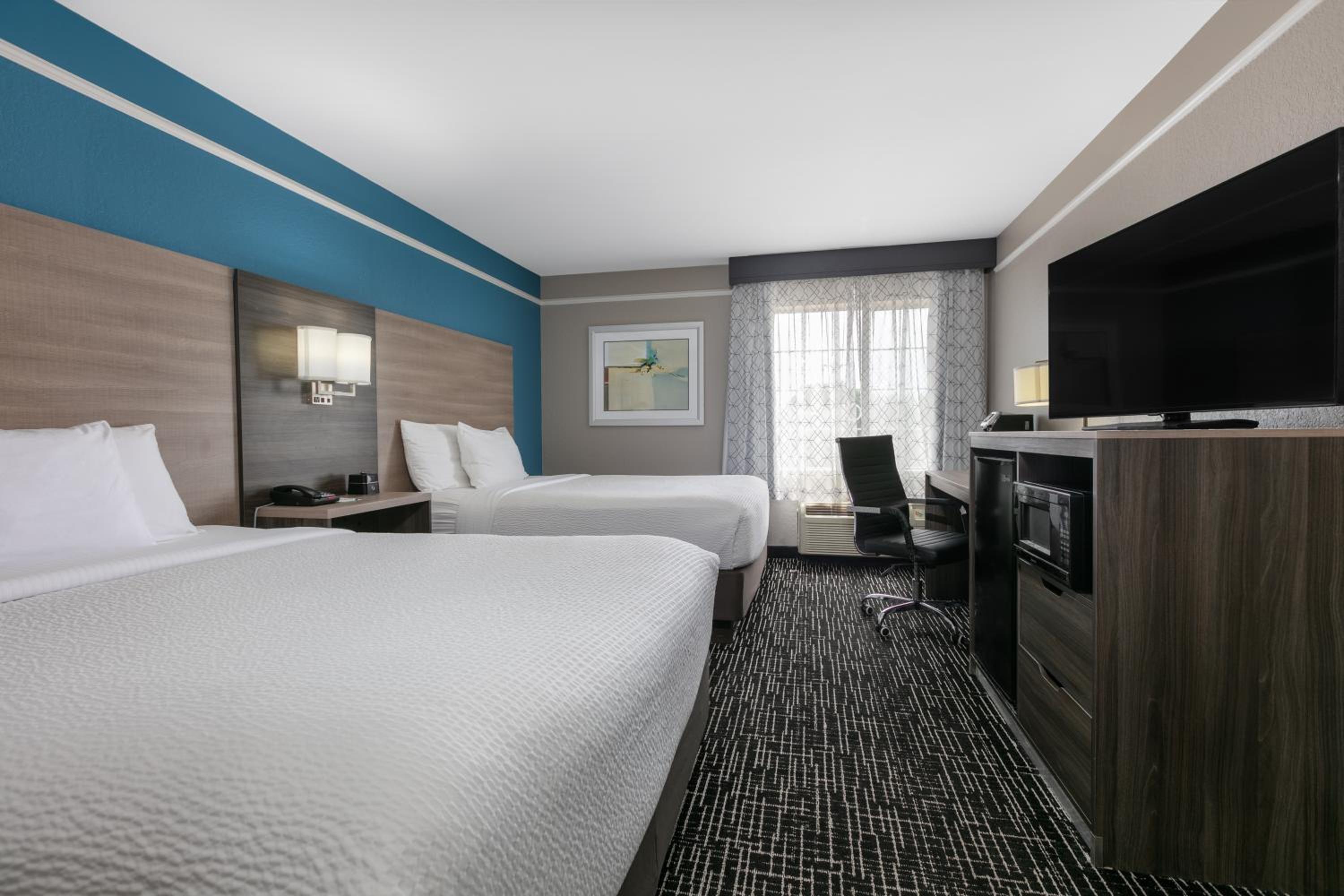 Deluxe Queen Room with Two Queen Beds photo 2