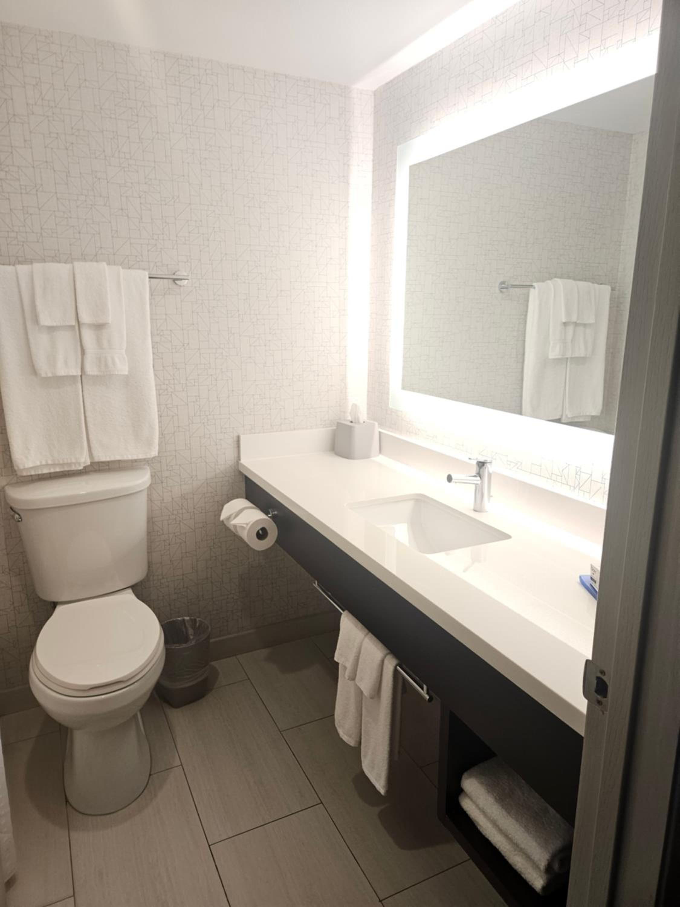 Standard King Room - Photo 5