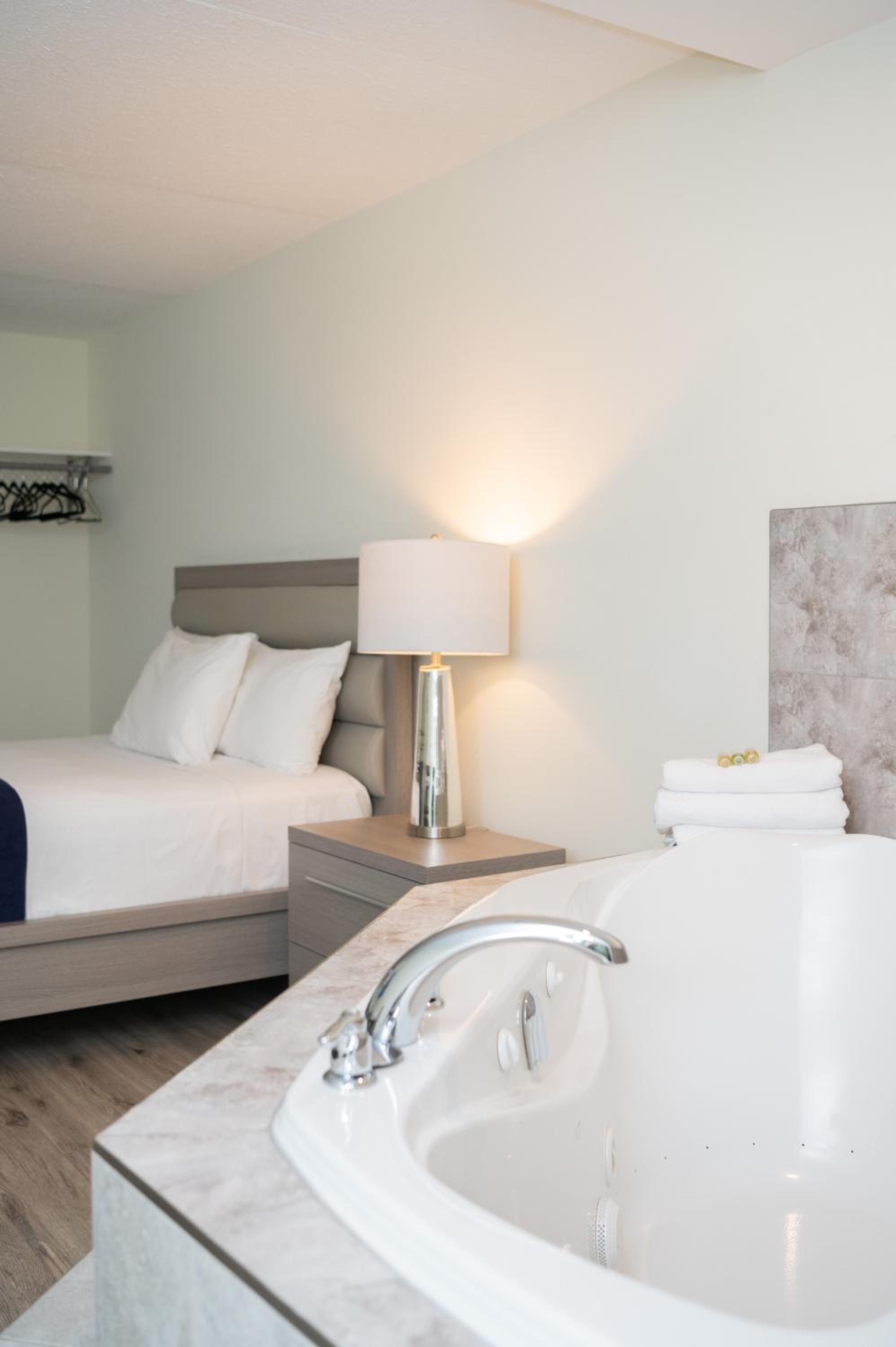 One Queen Bed with Jacuzzi - Photo 15