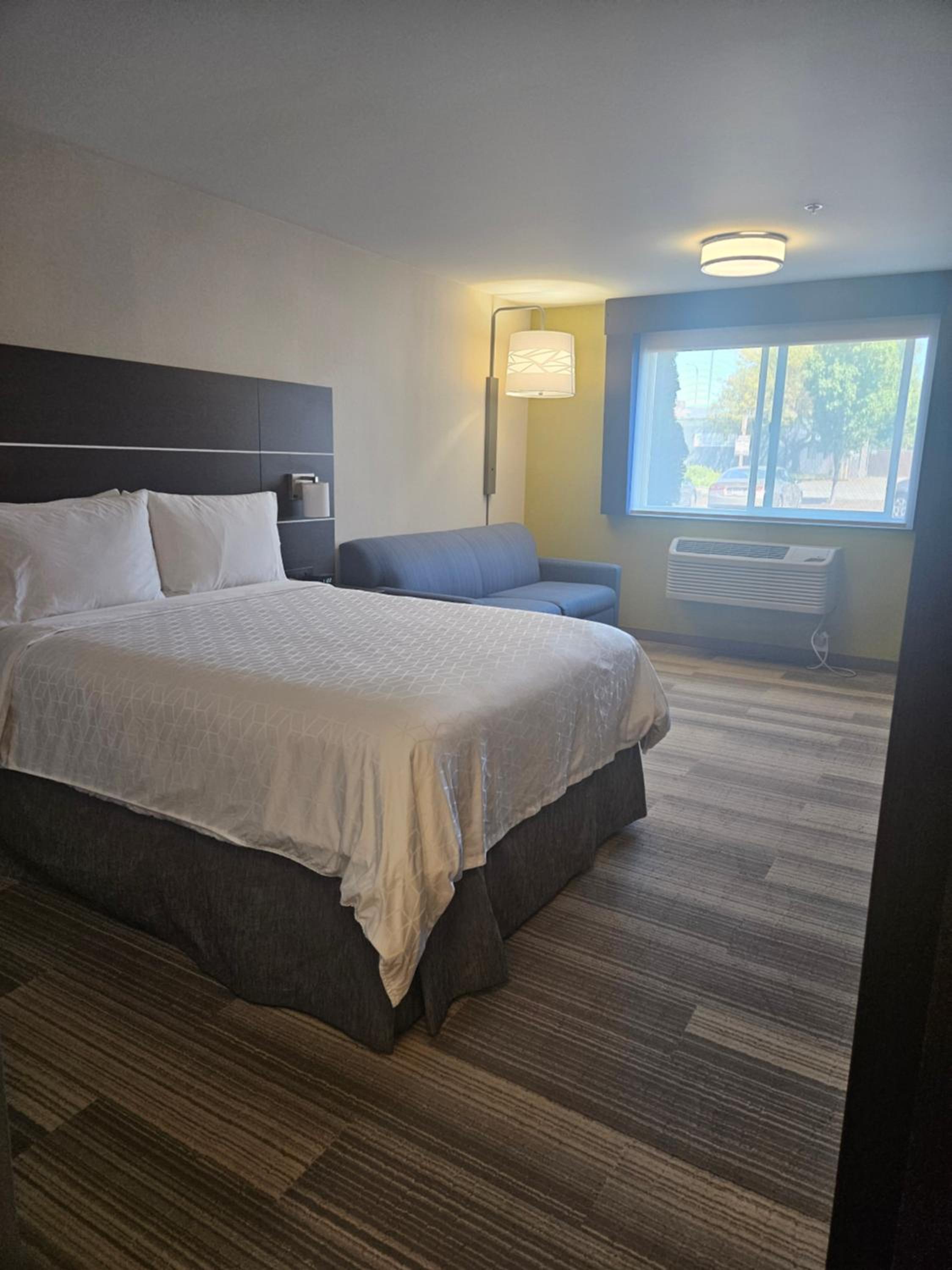Standard Queen Room with Accessible Tub - Photo 1