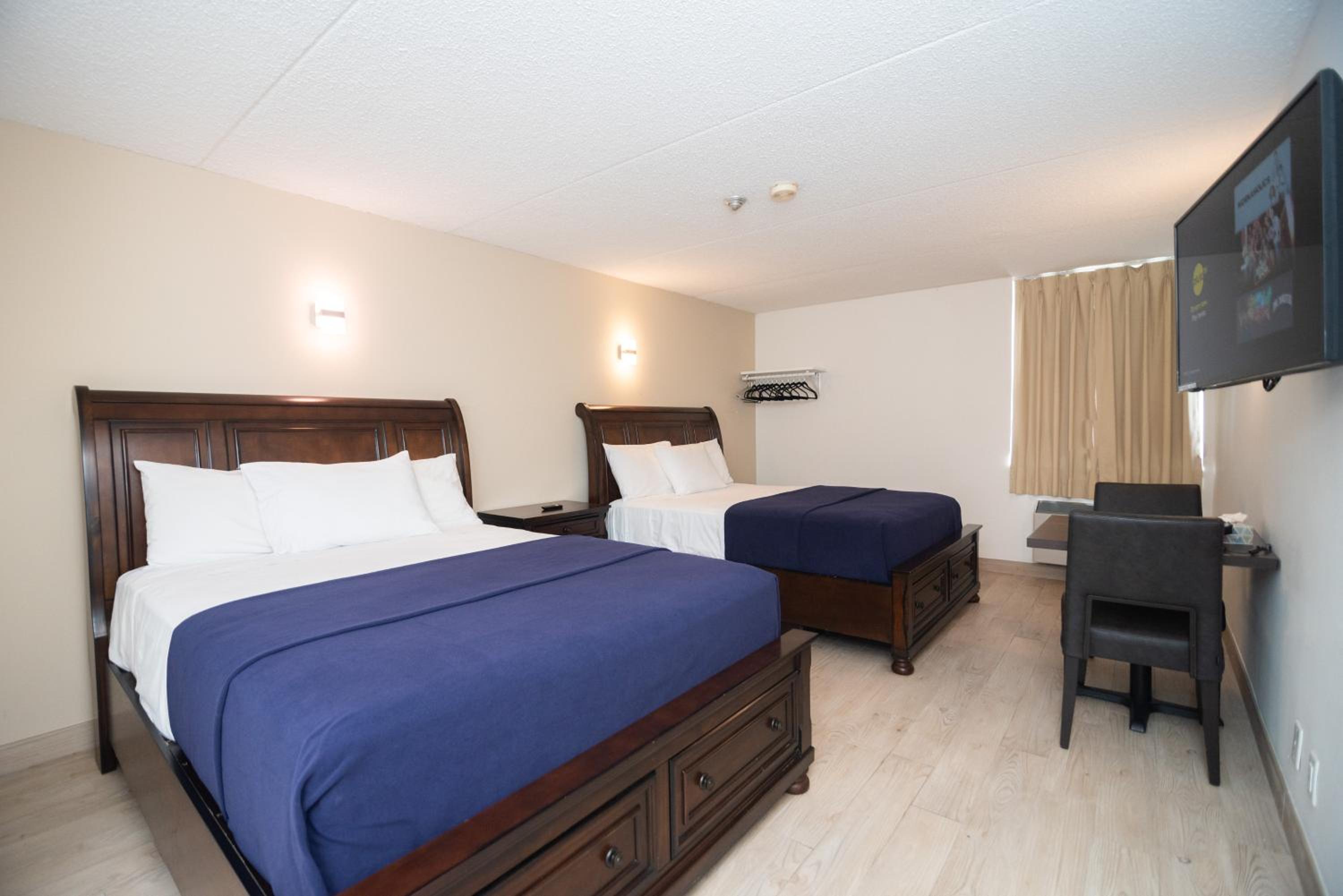 Executive Room with 2 Queen Beds  - Photo 6