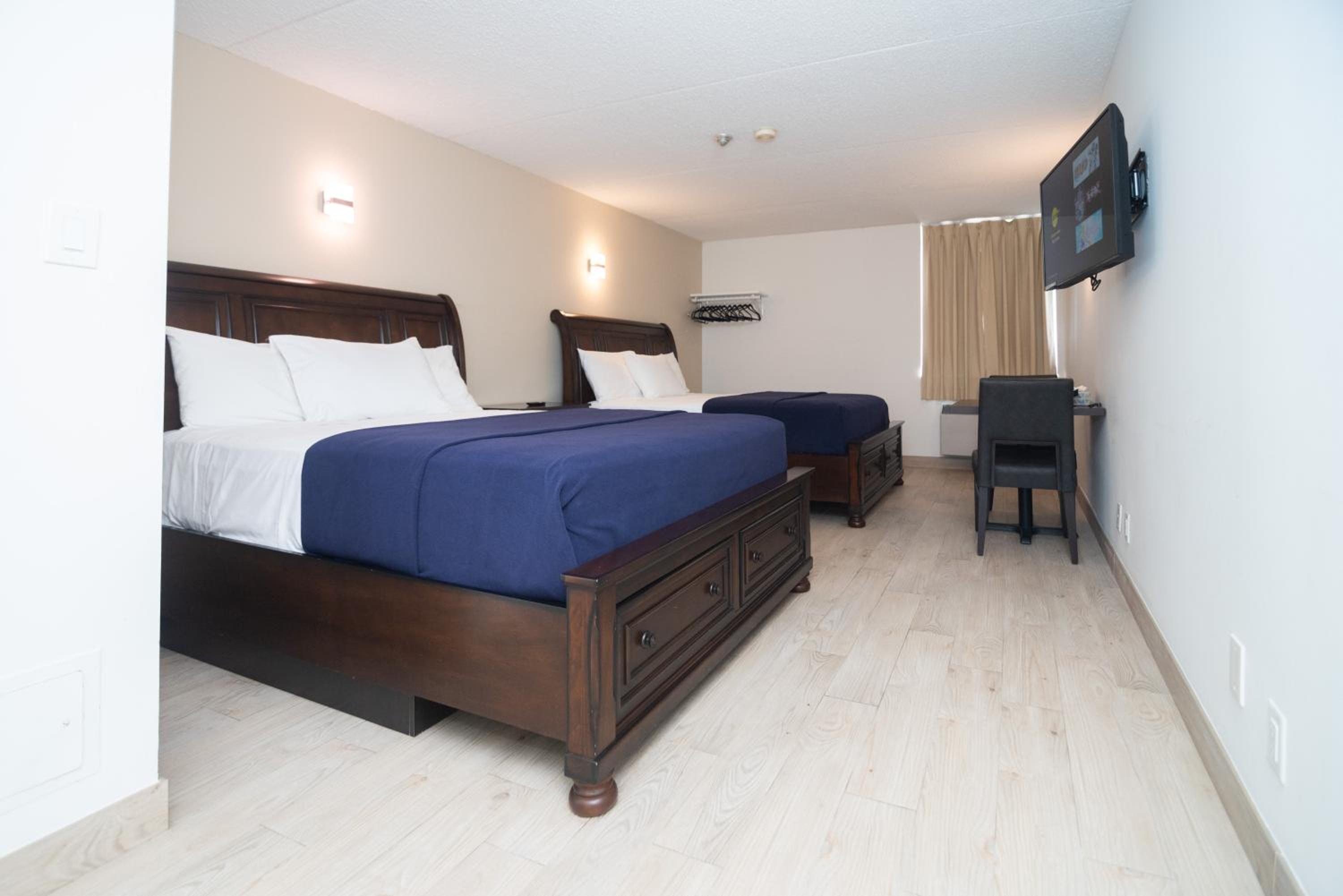 Executive Room with 2 Queen Beds  - Photo 7