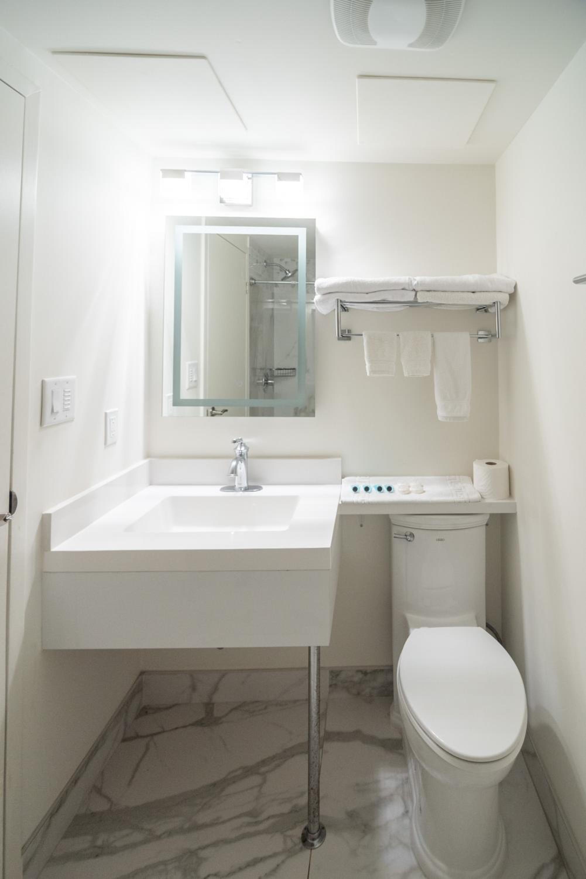 Executive Room with 2 Queen Beds  - Photo 9