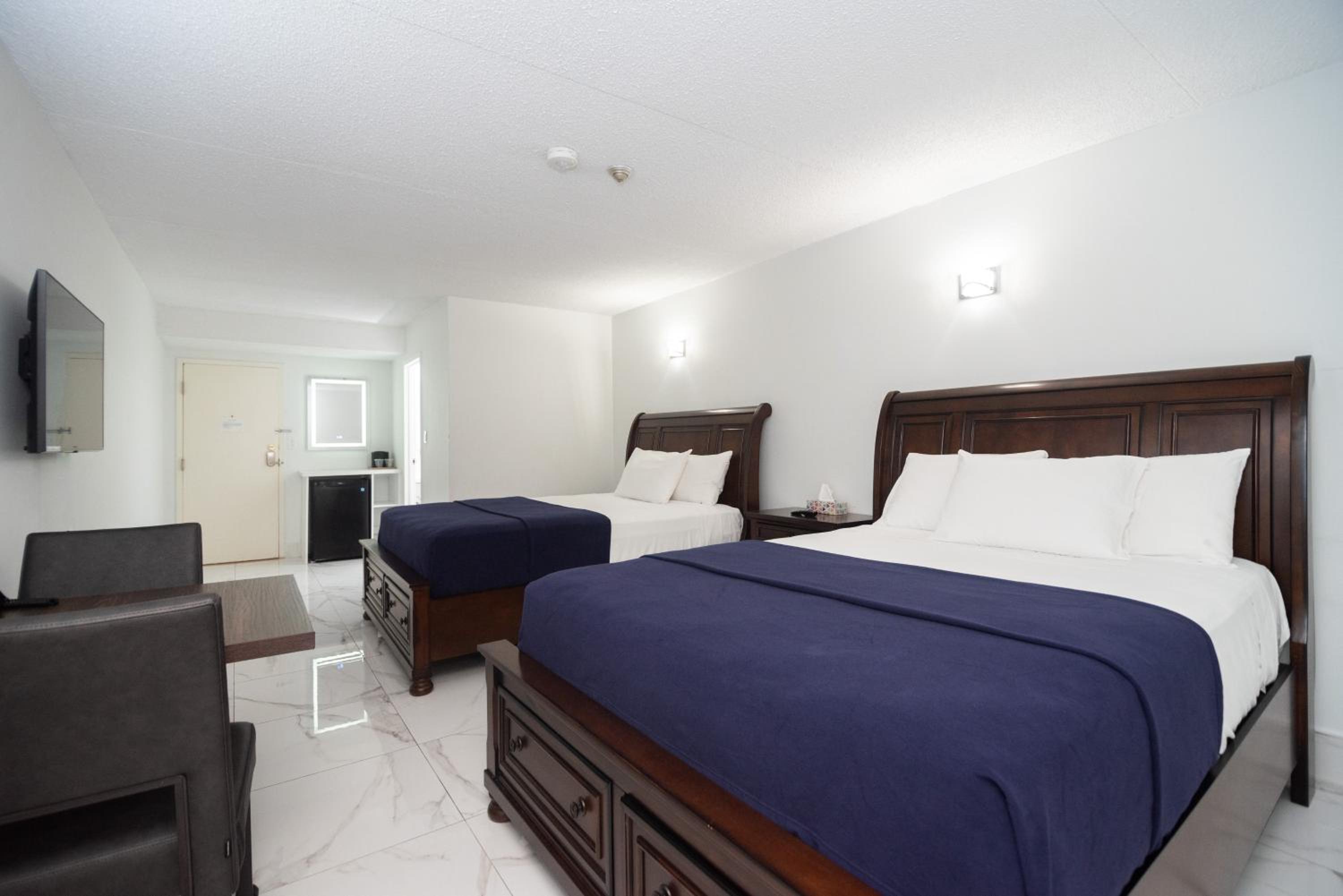 Executive Room with 2 Queen Beds  - Photo 3