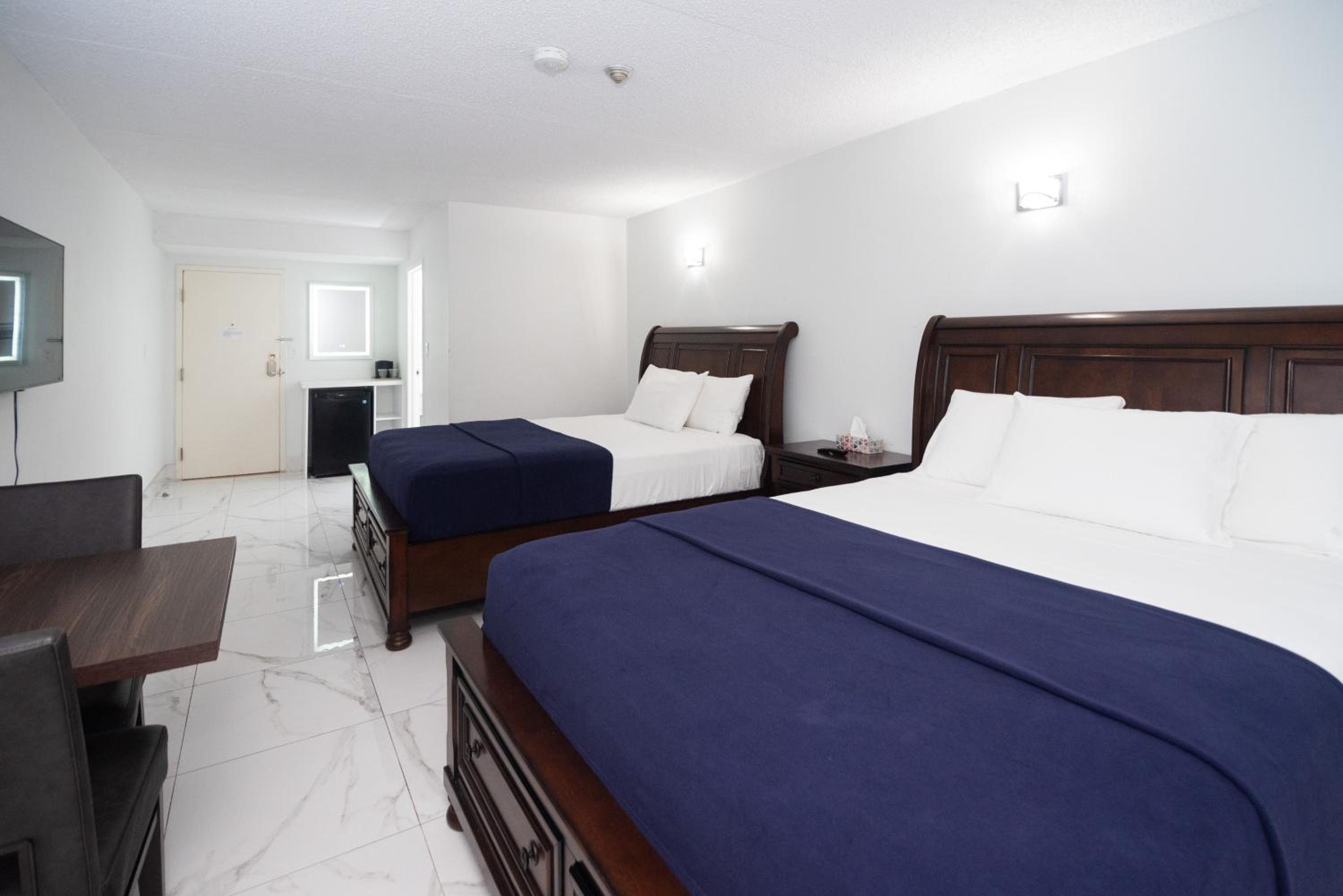 Executive Room with 2 Queen Beds  - Photo 2