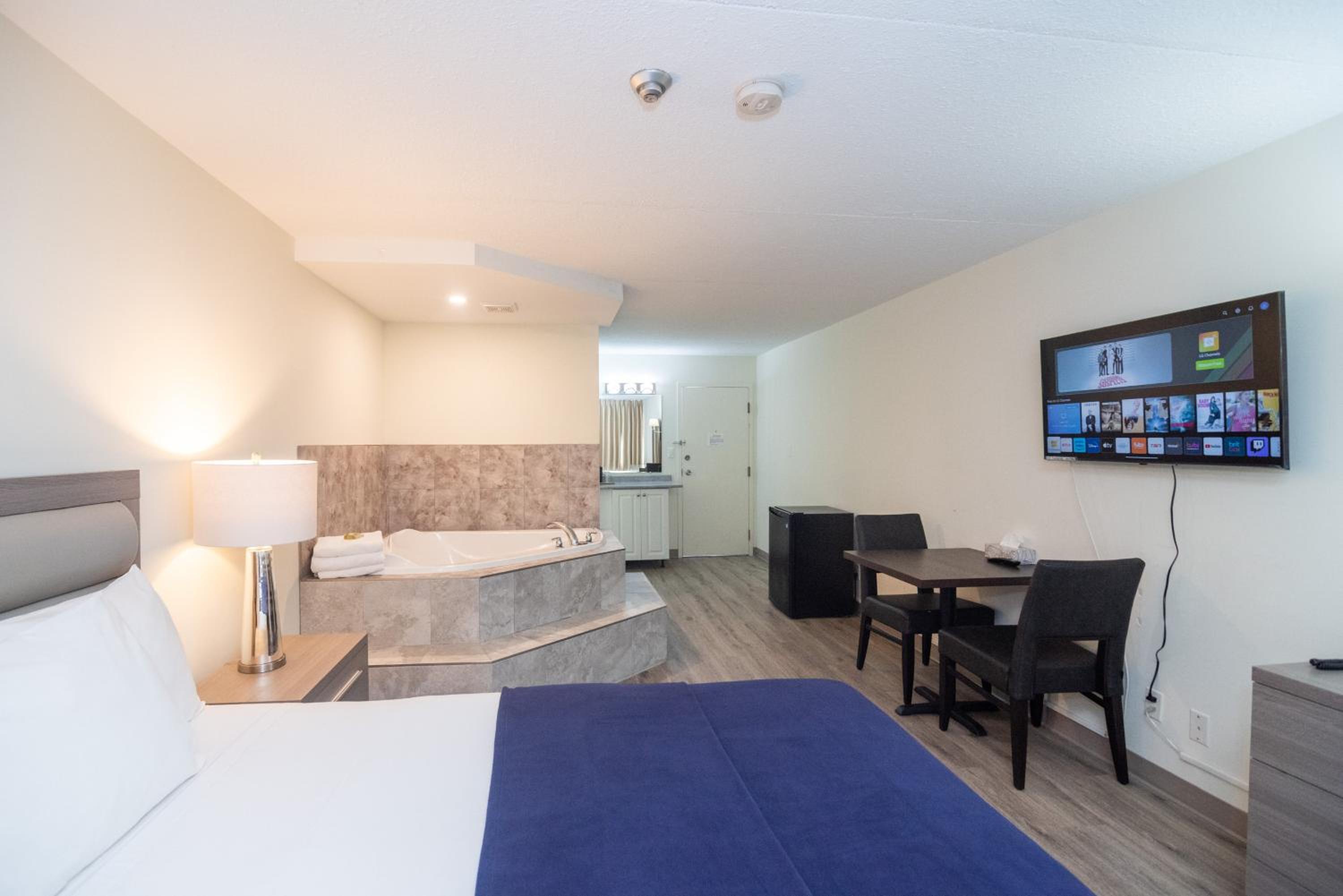 One Queen Bed with Jacuzzi - Photo 1