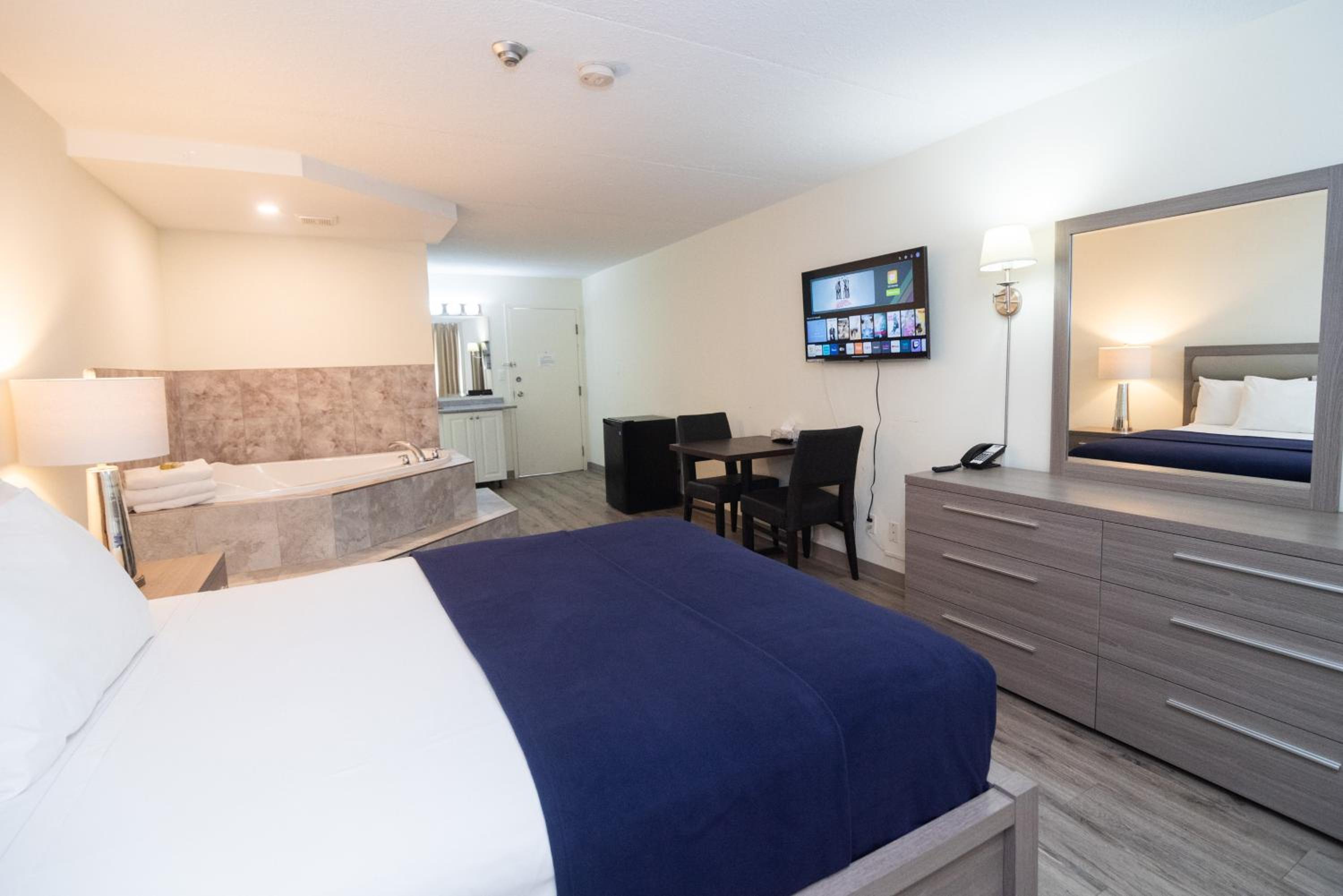 One Queen Bed with Jacuzzi - Photo 2